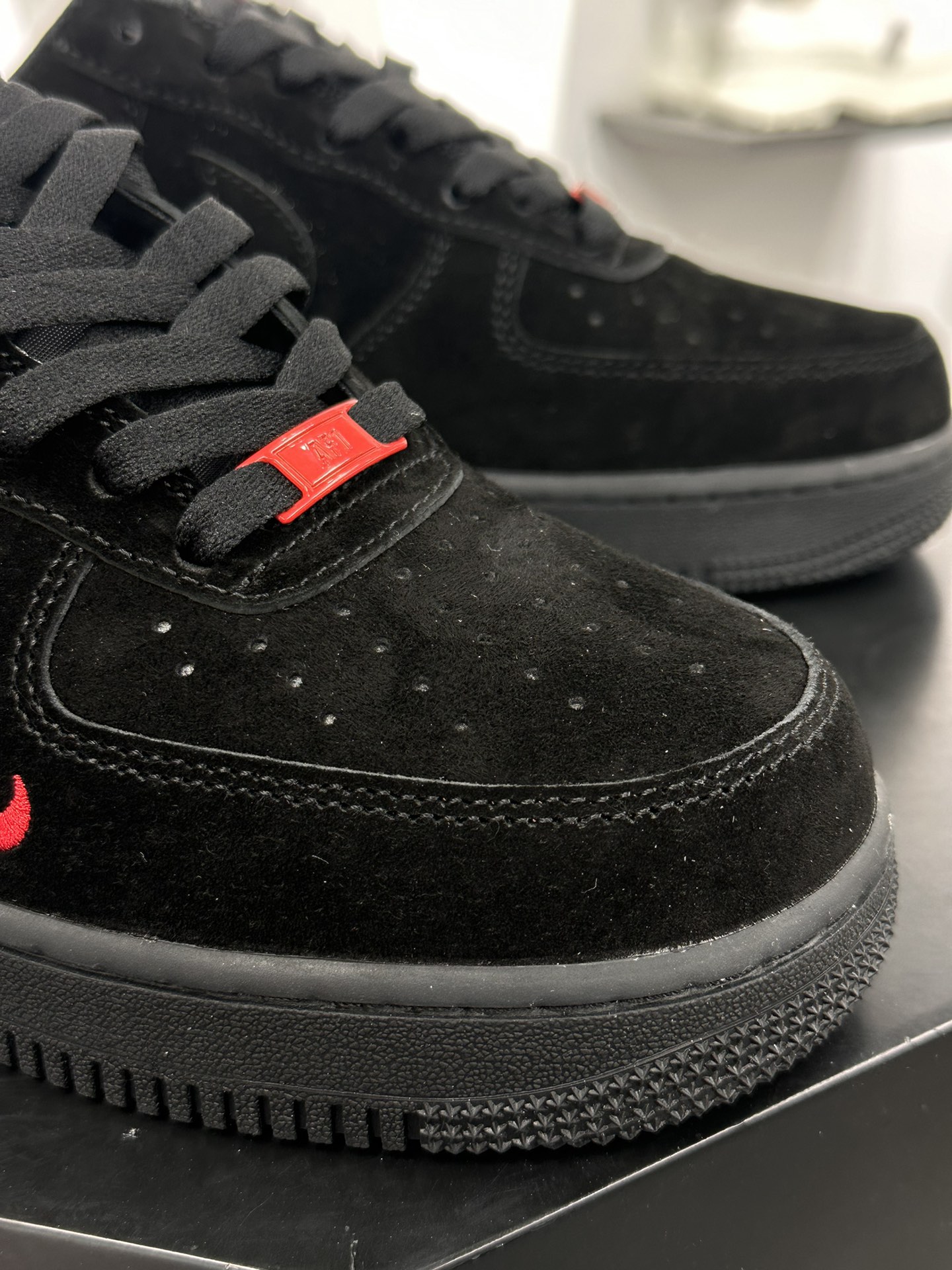 Air Force 1 Low ”By You” 麂皮黑红 3694N194