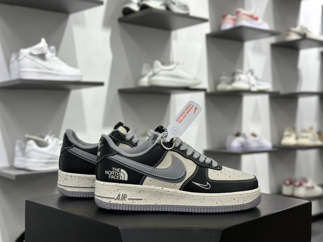 TNF x Air Force 1 Low 黑灰双钩   DM6688-020