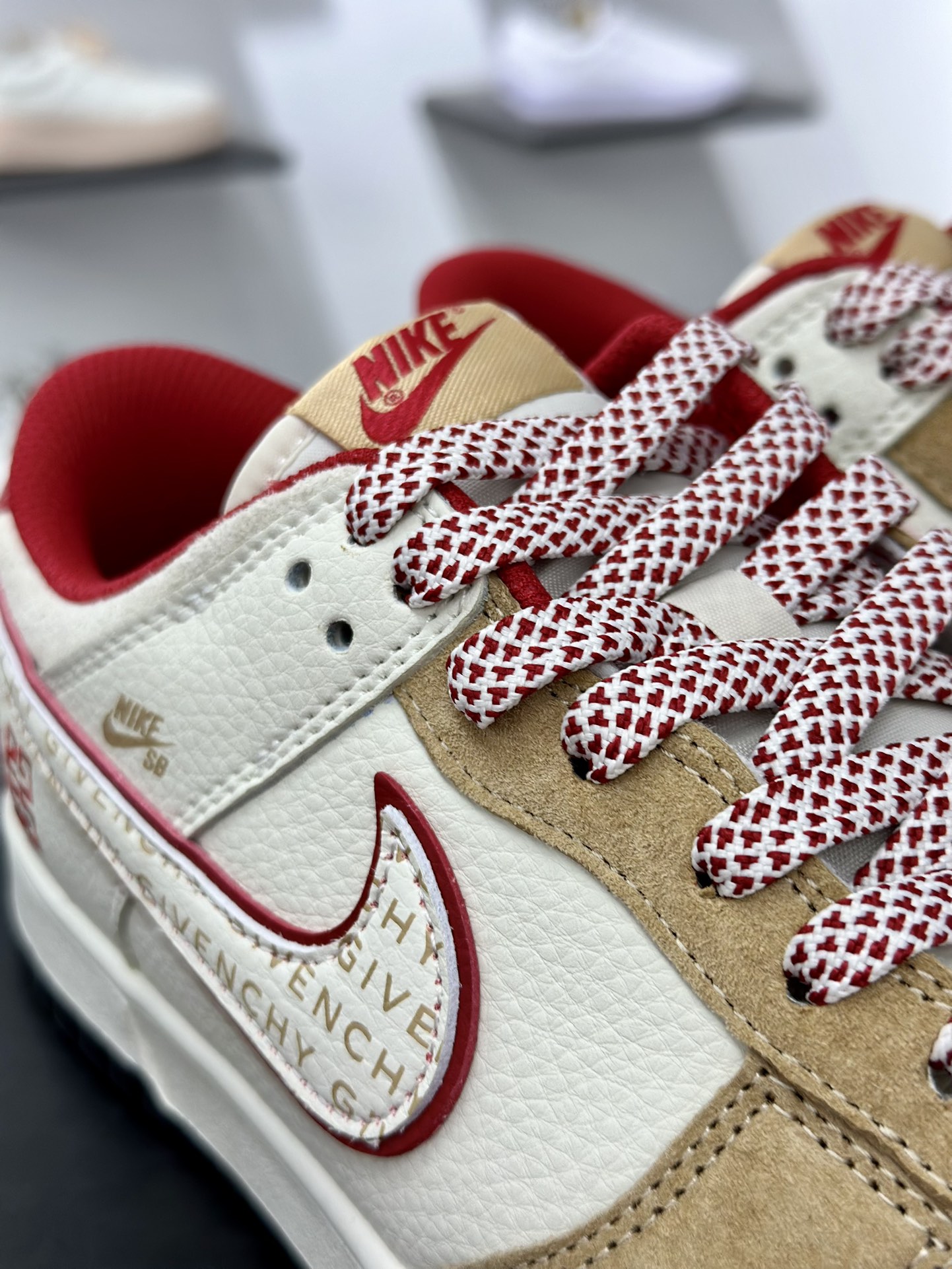 纪梵希/Givenchy x Nike SB Dunk Low”G4”扣篮系列低帮滑板板鞋“联名米白卡其红印面4G刺绣” DJ2024-119