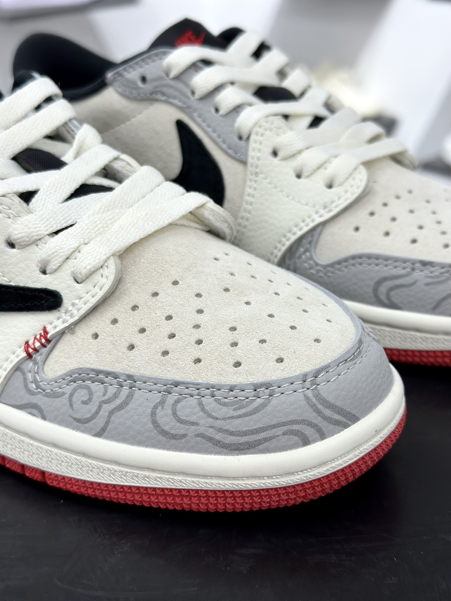 Supreme x Travis Scott x Nike Air Jordan 1 Low OG SP”Supreme”AJ1乔丹一代篮球鞋“TS联名米灰黑刺绣红标倒钩” DM7866-078