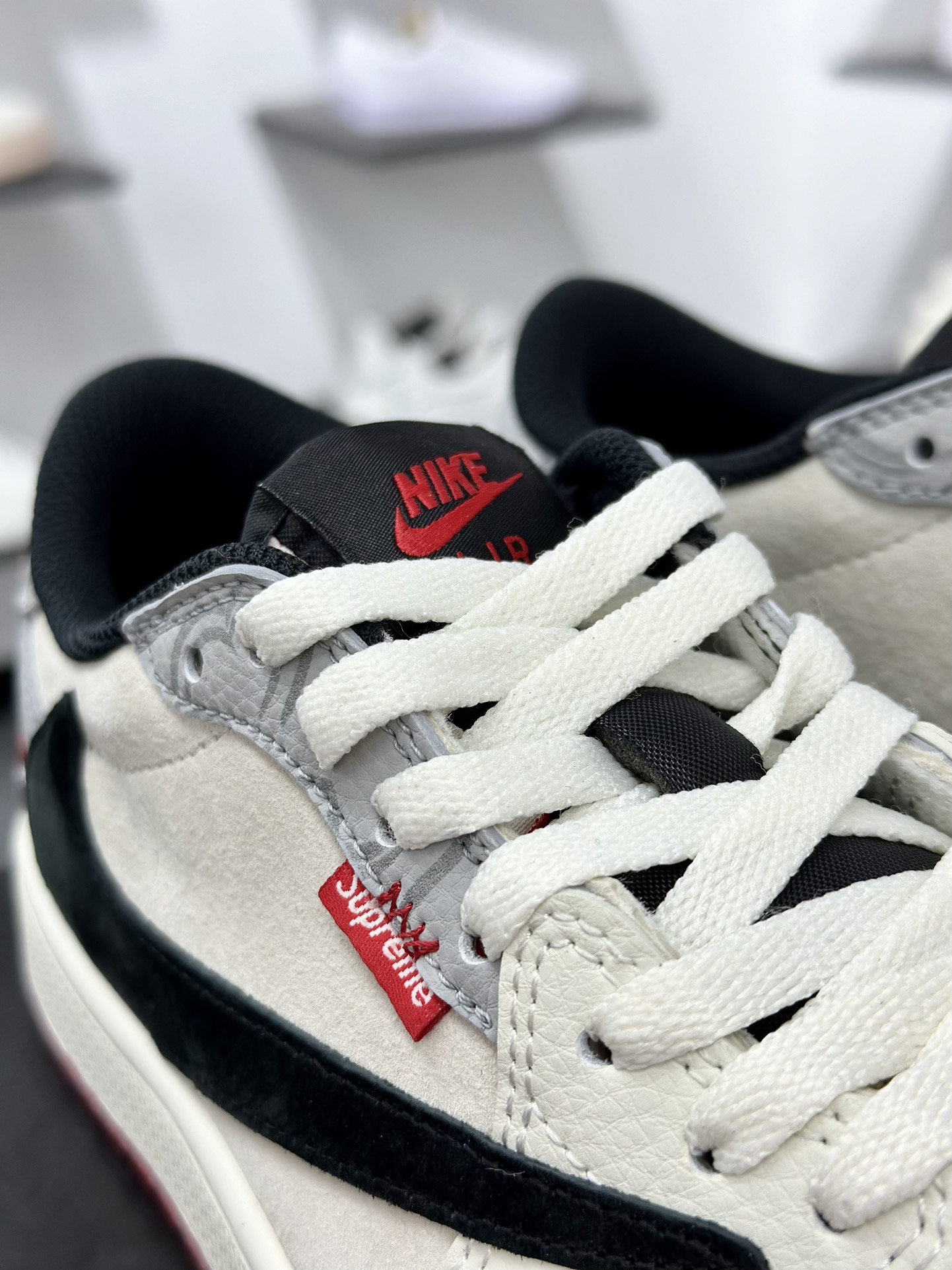 Supreme x Travis Scott x Nike Air Jordan 1 Low OG SP”Supreme”AJ1乔丹一代篮球鞋“TS联名米灰黑刺绣红标倒钩” DM7866-078