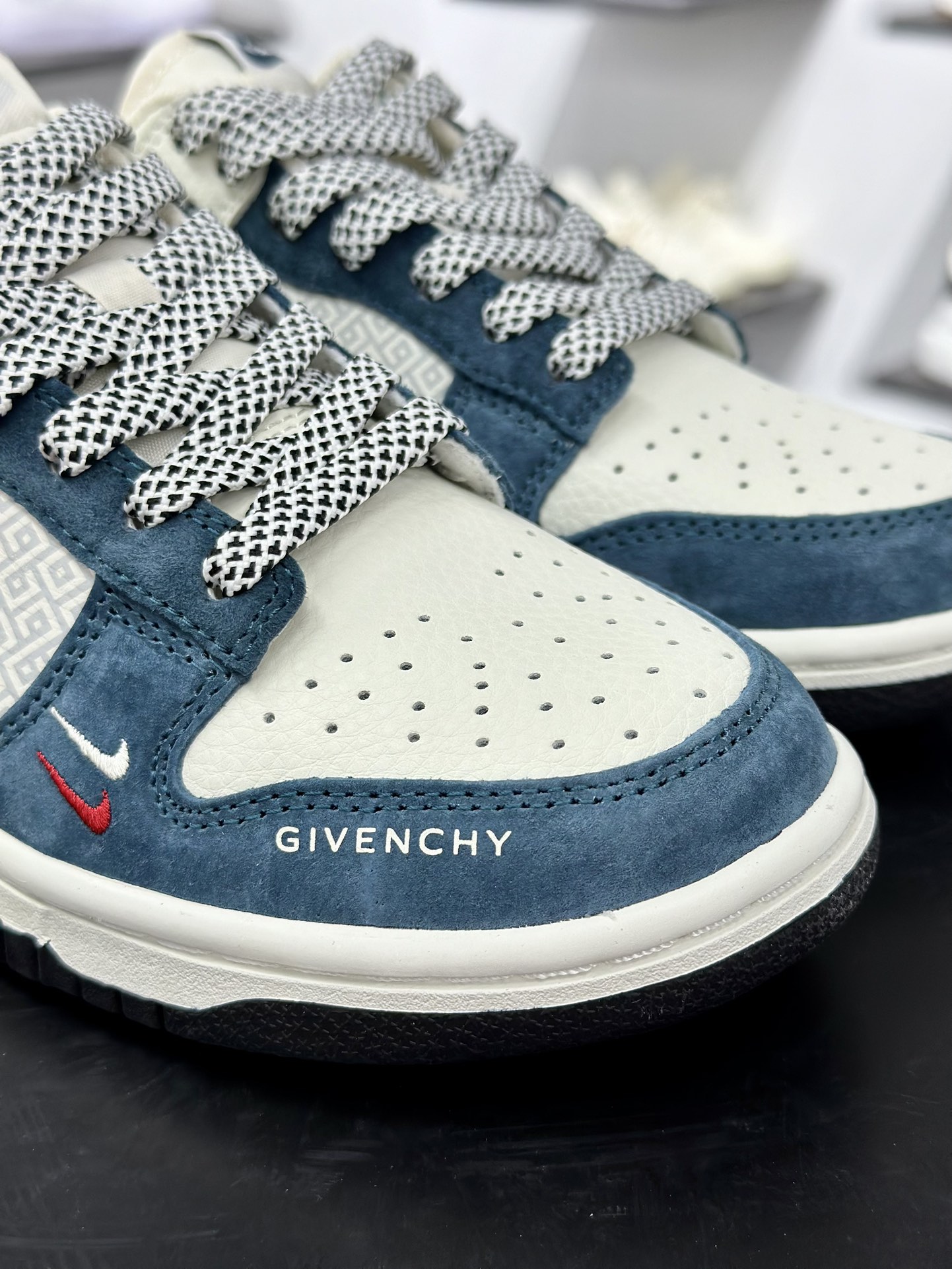 纪梵希/Givenchy x Nike SB Dunk Low”G4”扣篮系列低帮滑板板鞋“联名米白黑深蓝4G刺绣” DJ2024-123