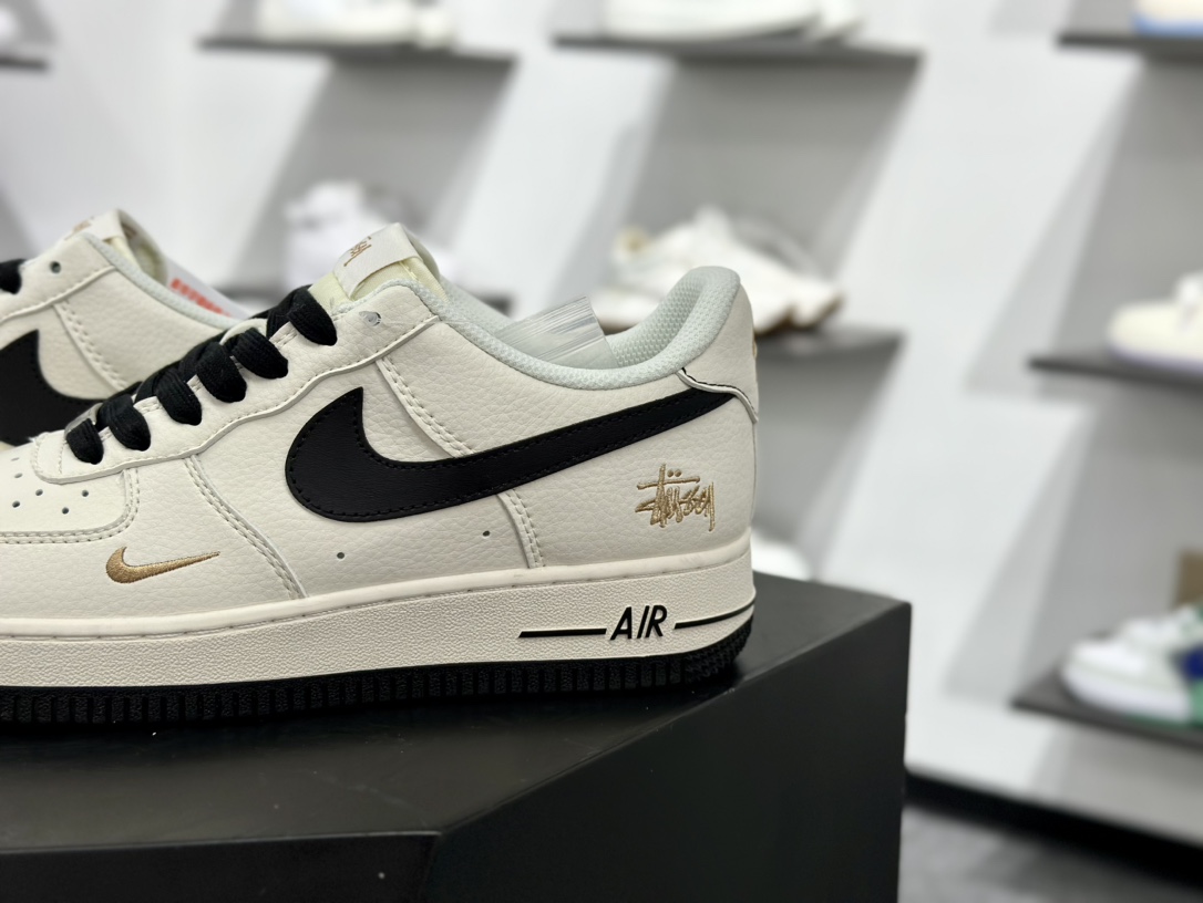 斯图西Stussy x Nike Air Force 1′07 Low”Stussy”空军一号板鞋“联名米白黑金斯图西刺绣” XZ6188-720