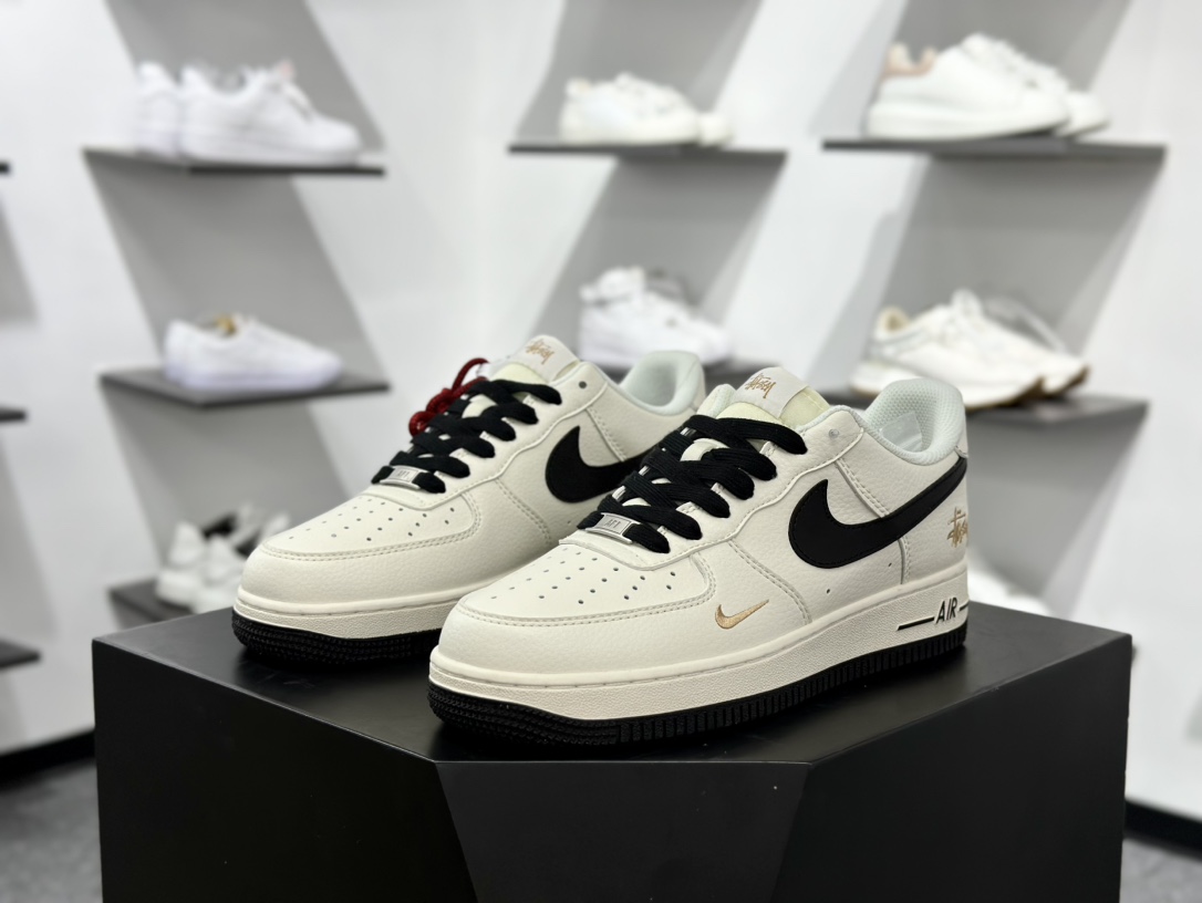 斯图西Stussy x Nike Air Force 1′07 Low”Stussy”空军一号板鞋“联名米白黑金斯图西刺绣” XZ6188-720