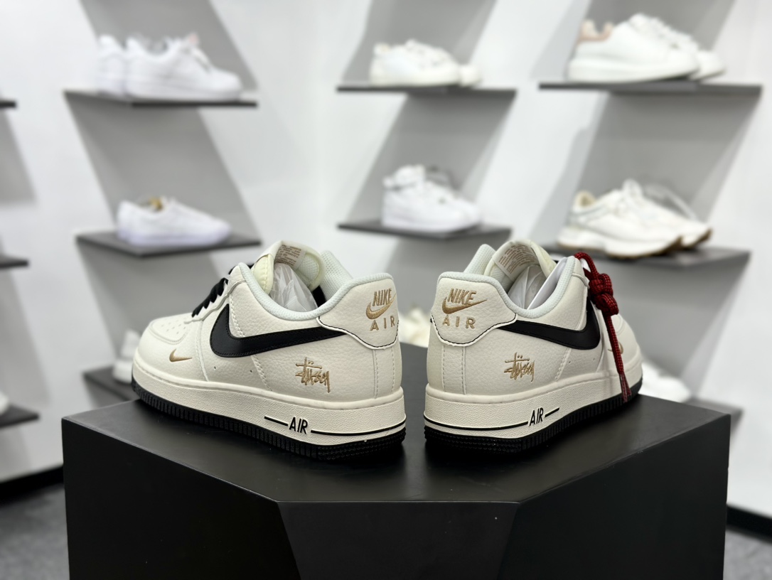 斯图西Stussy x Nike Air Force 1′07 Low”Stussy”空军一号板鞋“联名米白黑金斯图西刺绣” XZ6188-720