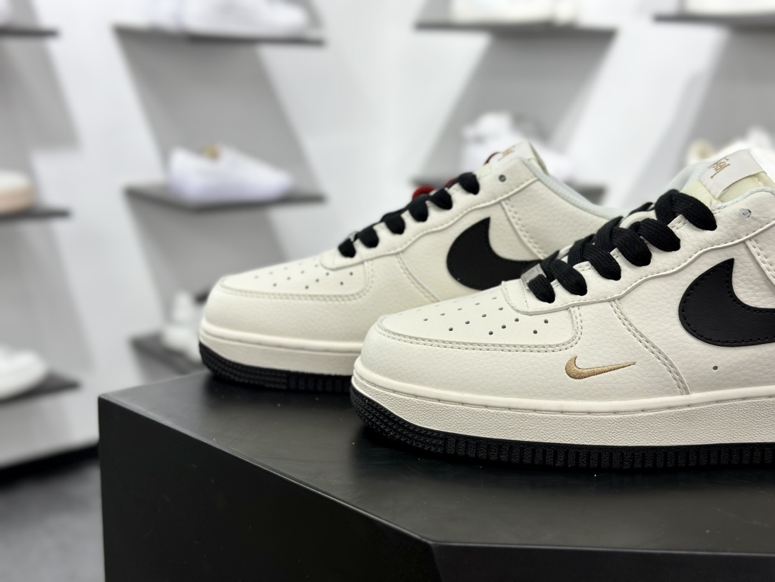斯图西Stussy x Nike Air Force 1′07 Low”Stussy”空军一号板鞋“联名米白黑金斯图西刺绣” XZ6188-720