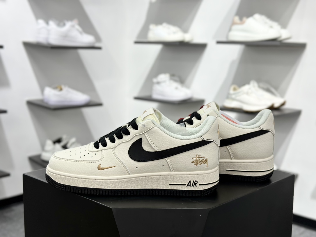 斯图西Stussy x Nike Air Force 1′07 Low”Stussy”空军一号板鞋“联名米白黑金斯图西刺绣” XZ6188-720