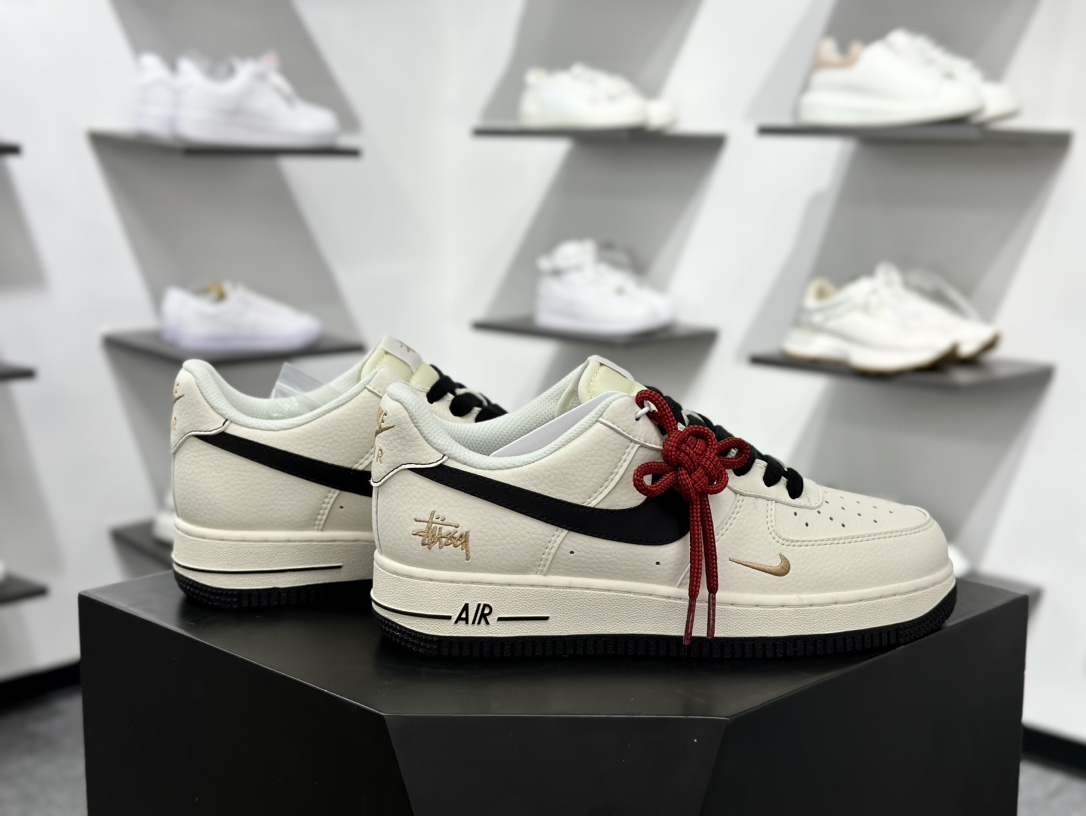 斯图西Stussy x Nike Air Force 1′07 Low”Stussy”空军一号板鞋“联名米白黑金斯图西刺绣” XZ6188-720
