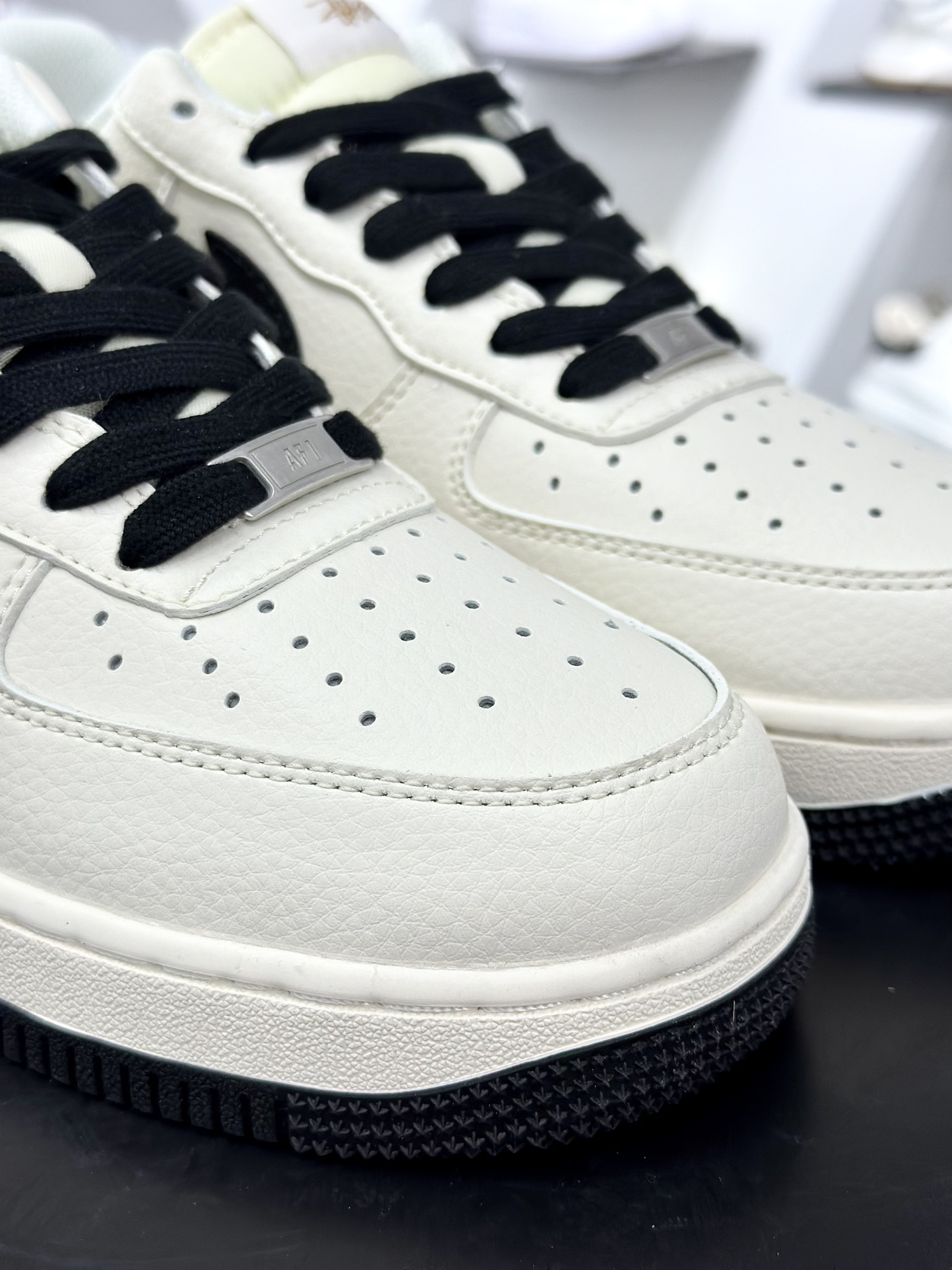 斯图西Stussy x Nike Air Force 1′07 Low”Stussy”空军一号板鞋“联名米白黑金斯图西刺绣” XZ6188-720