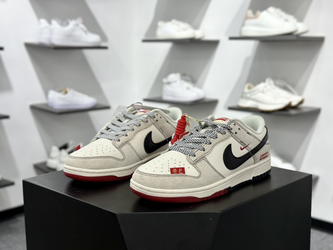 Supreme x Nike By You SB Dunk Low Retro SP扣篮系列低帮板鞋“Sup联名米白红黑蛇纹钩子”HH7518-030