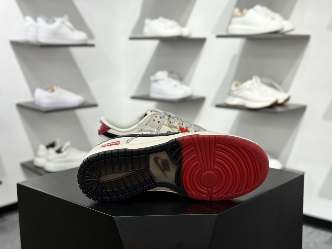 Supreme x Nike By You SB Dunk Low Retro SP扣篮系列低帮板鞋“Sup联名米白红黑蛇纹钩子”HH7518-030
