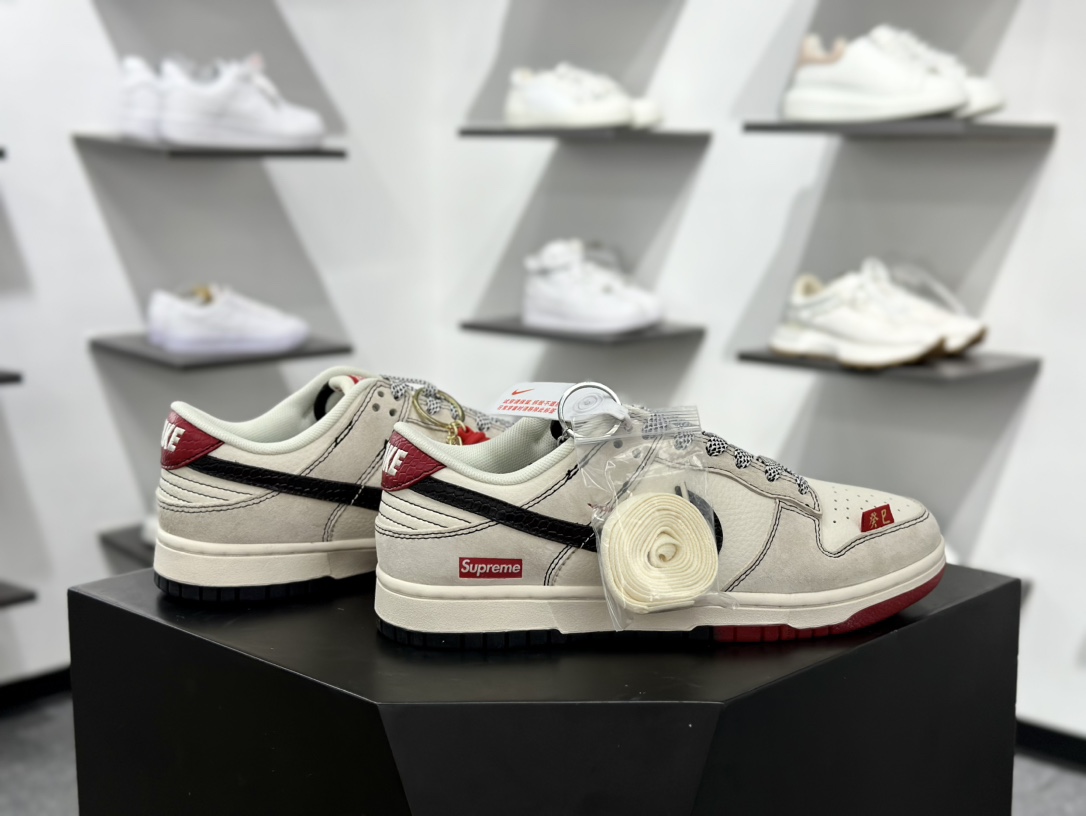 Supreme x Nike By You SB Dunk Low Retro SP扣篮系列低帮板鞋“Sup联名米白红黑蛇纹钩子”HH7518-030