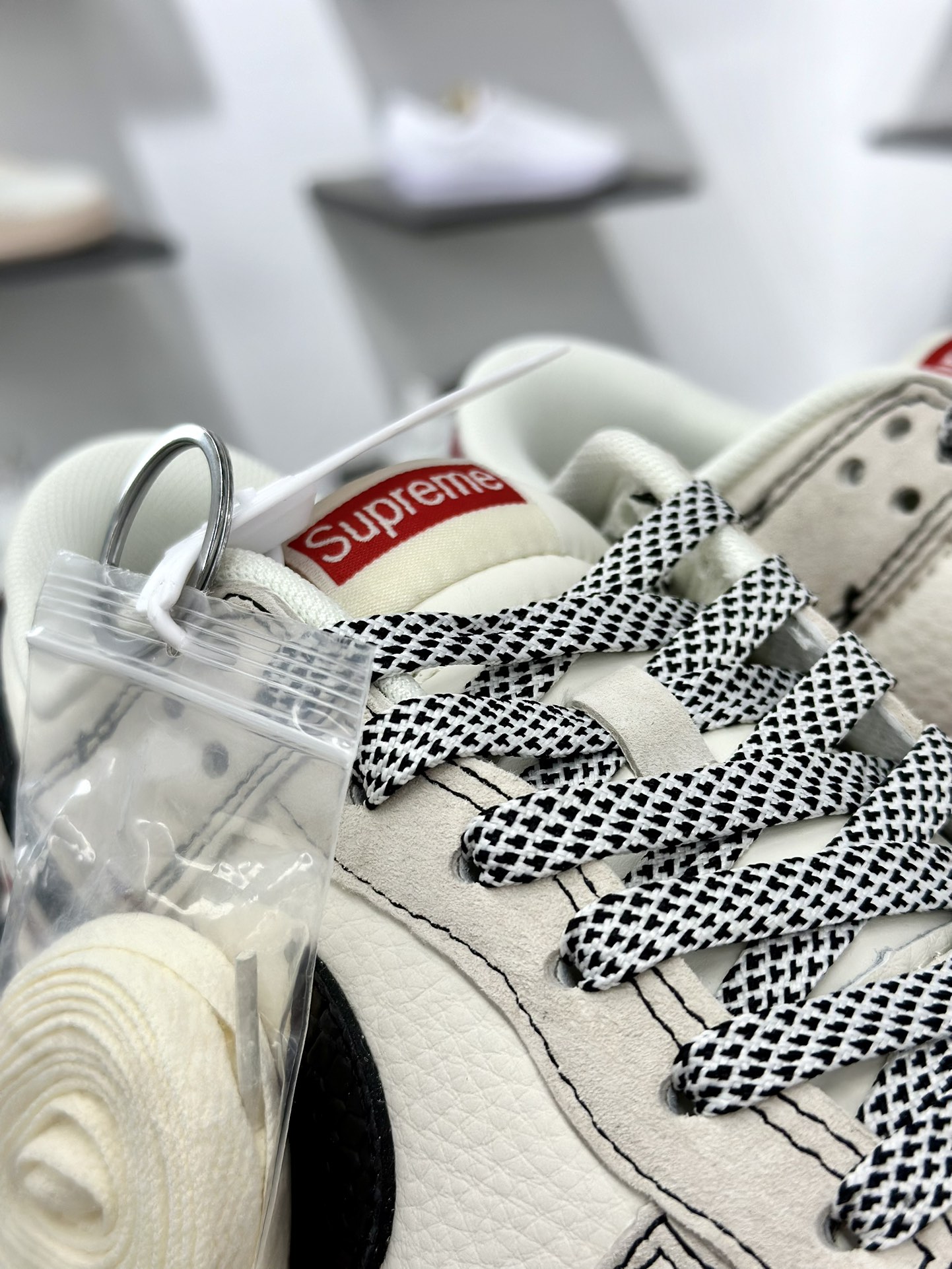 Supreme x Nike By You SB Dunk Low Retro SP扣篮系列低帮板鞋“Sup联名米白红黑蛇纹钩子”HH7518-030