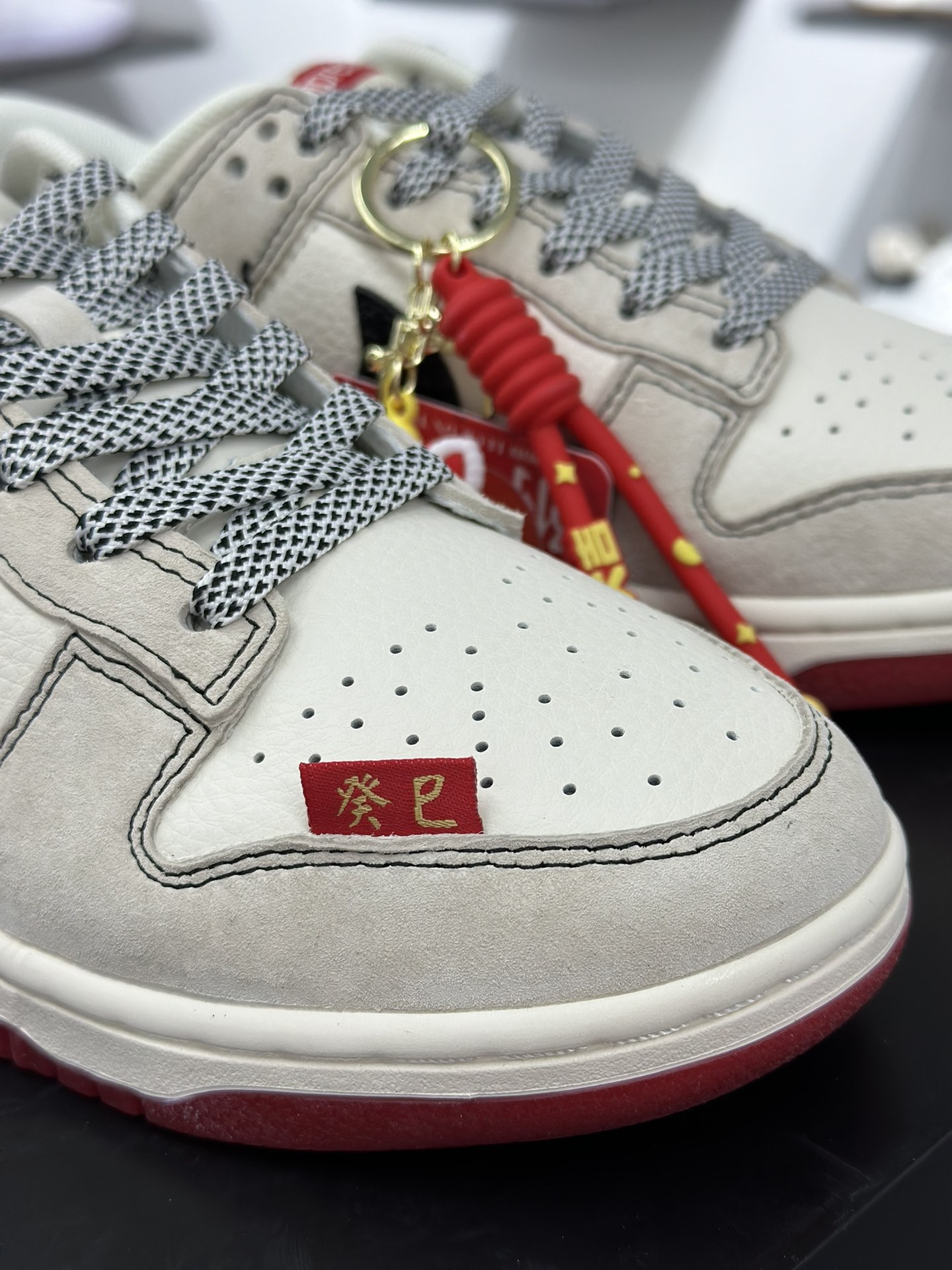 Supreme x Nike By You SB Dunk Low Retro SP扣篮系列低帮板鞋“Sup联名米白红黑蛇纹钩子”HH7518-030