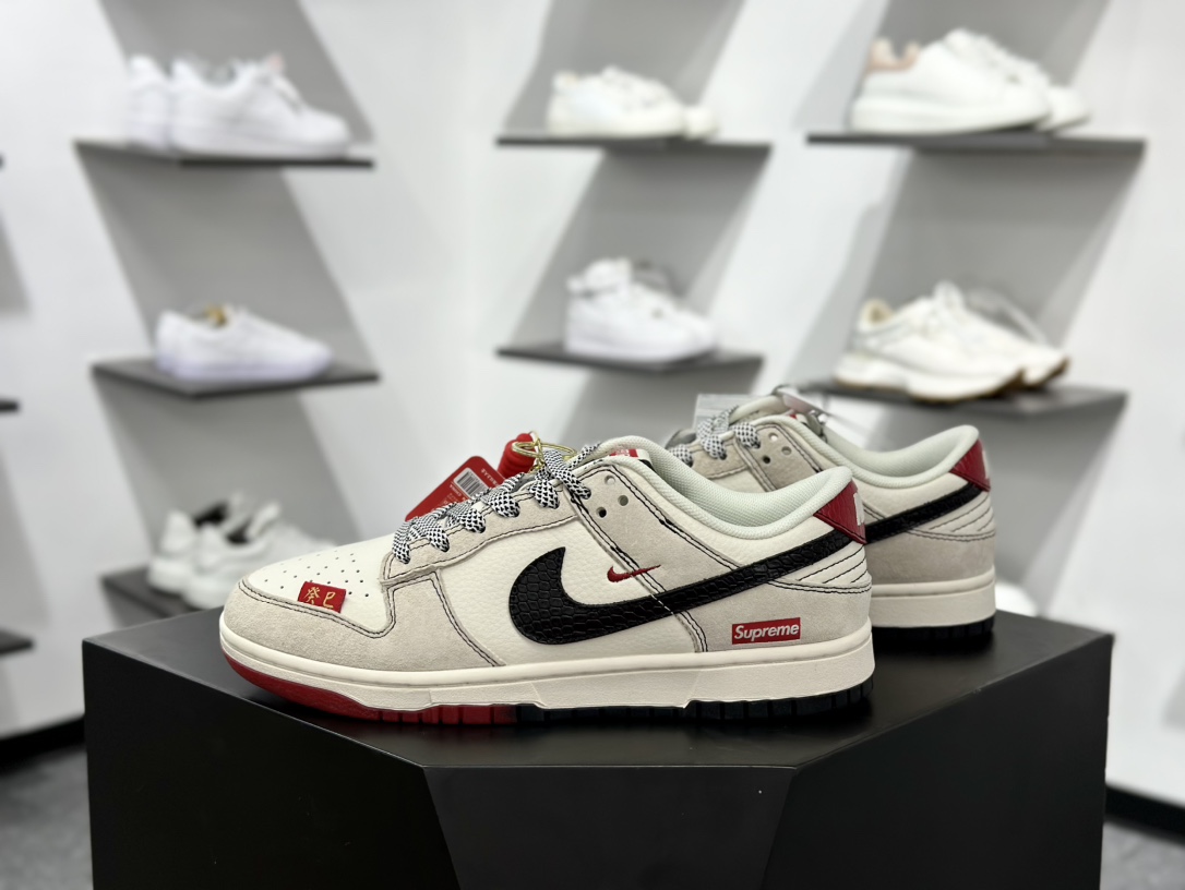 Supreme x Nike By You SB Dunk Low Retro SP扣篮系列低帮板鞋“Sup联名米白红黑蛇纹钩子”HH7518-030