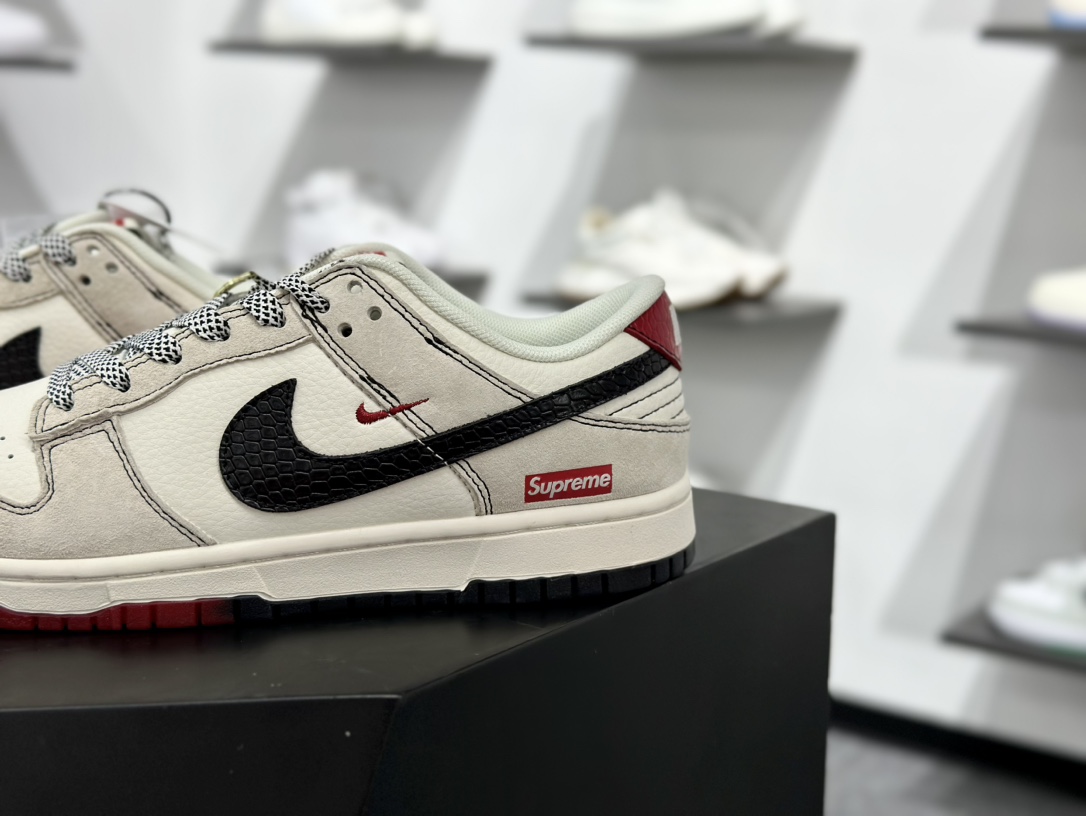 Supreme x Nike By You SB Dunk Low Retro SP扣篮系列低帮板鞋“Sup联名米白红黑蛇纹钩子”HH7518-030