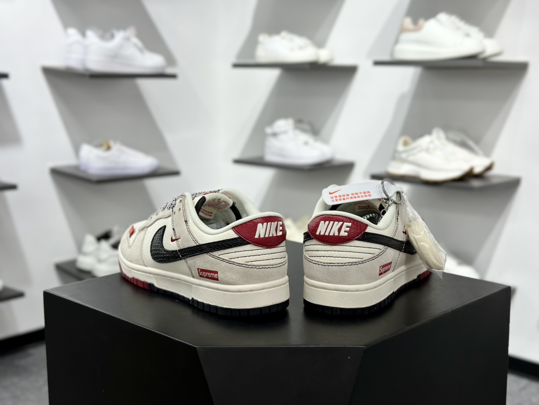 Supreme x Nike By You SB Dunk Low Retro SP扣篮系列低帮板鞋“Sup联名米白红黑蛇纹钩子”HH7518-030