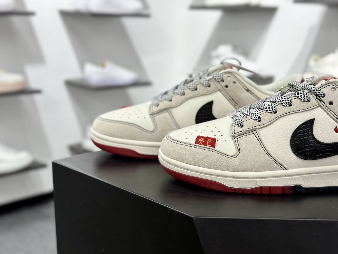 Supreme x Nike By You SB Dunk Low Retro SP扣篮系列低帮板鞋“Sup联名米白红黑蛇纹钩子”HH7518-030