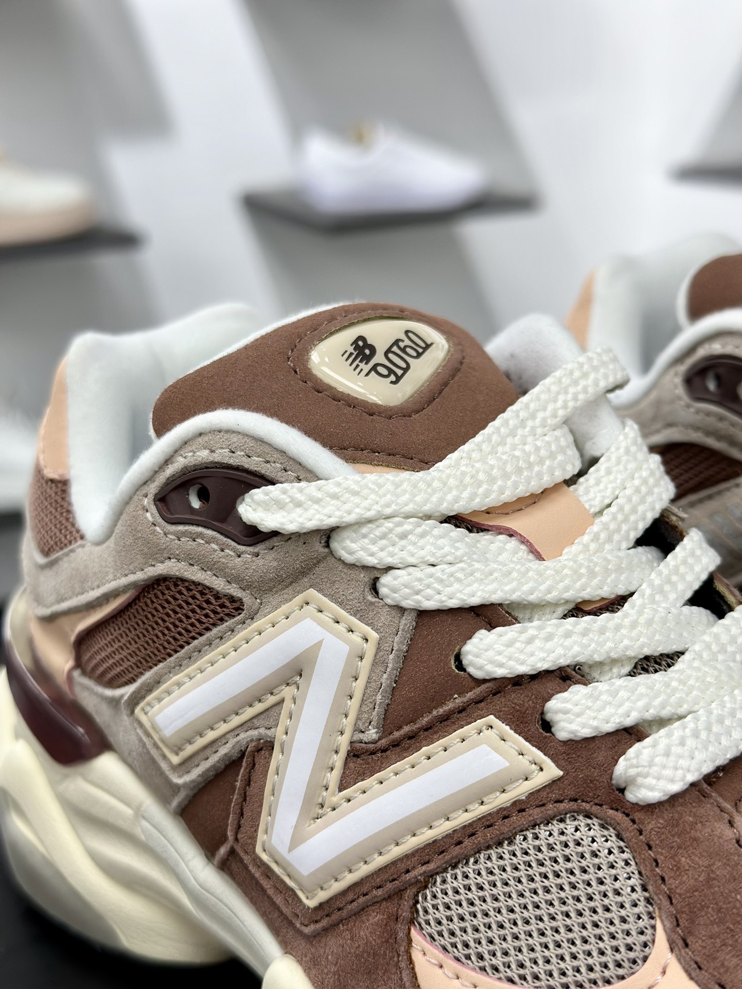新百伦New Balance 9060”Salmon White”系列复古百搭跑步鞋“三文鱼粉米白” U9060EEH