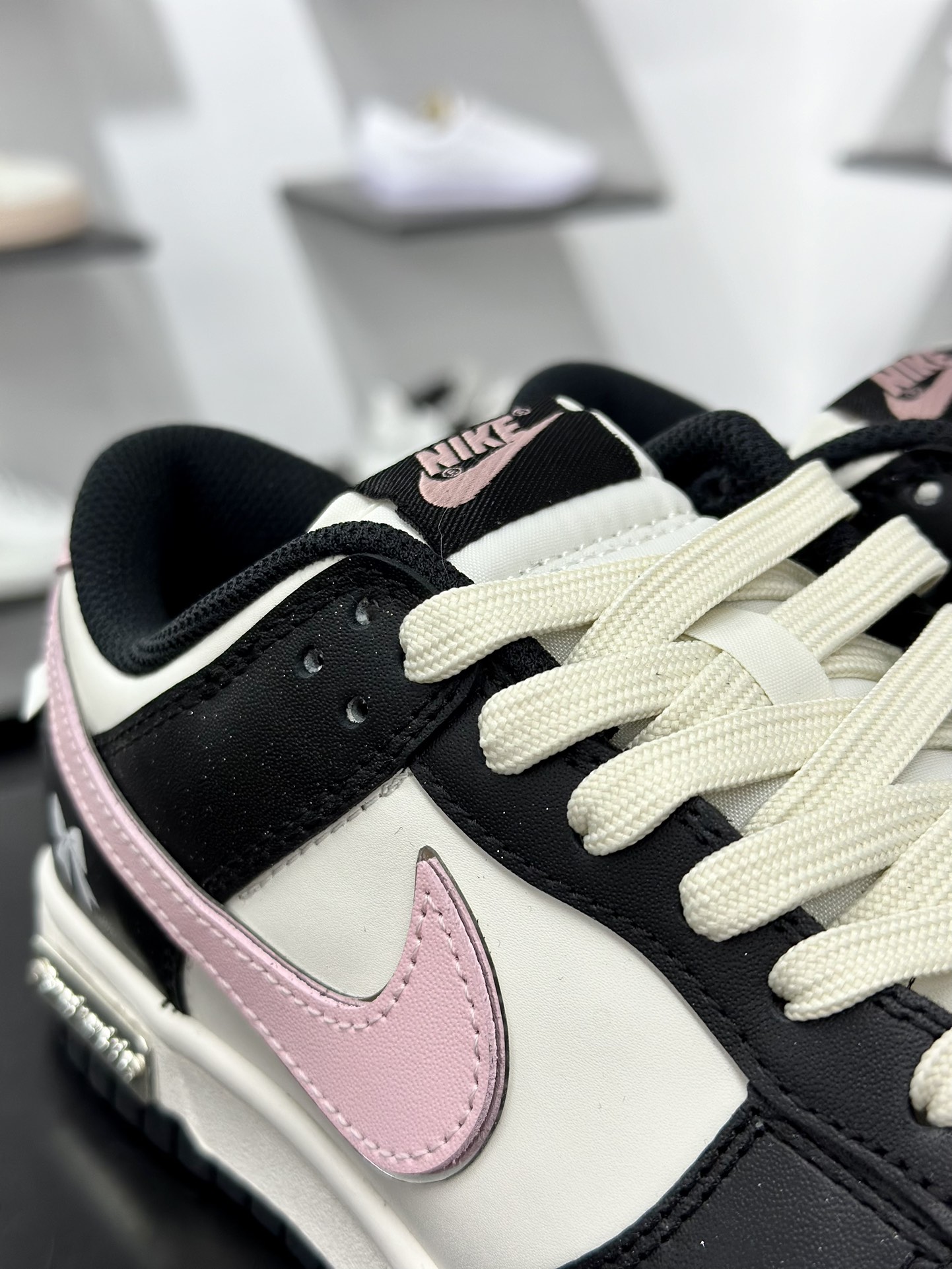 耐克Nike SB Dunk Low”Bow”扣篮系列低帮休闲运动滑板板鞋“黑米白复古粉蝴蝶结” BP1220-009