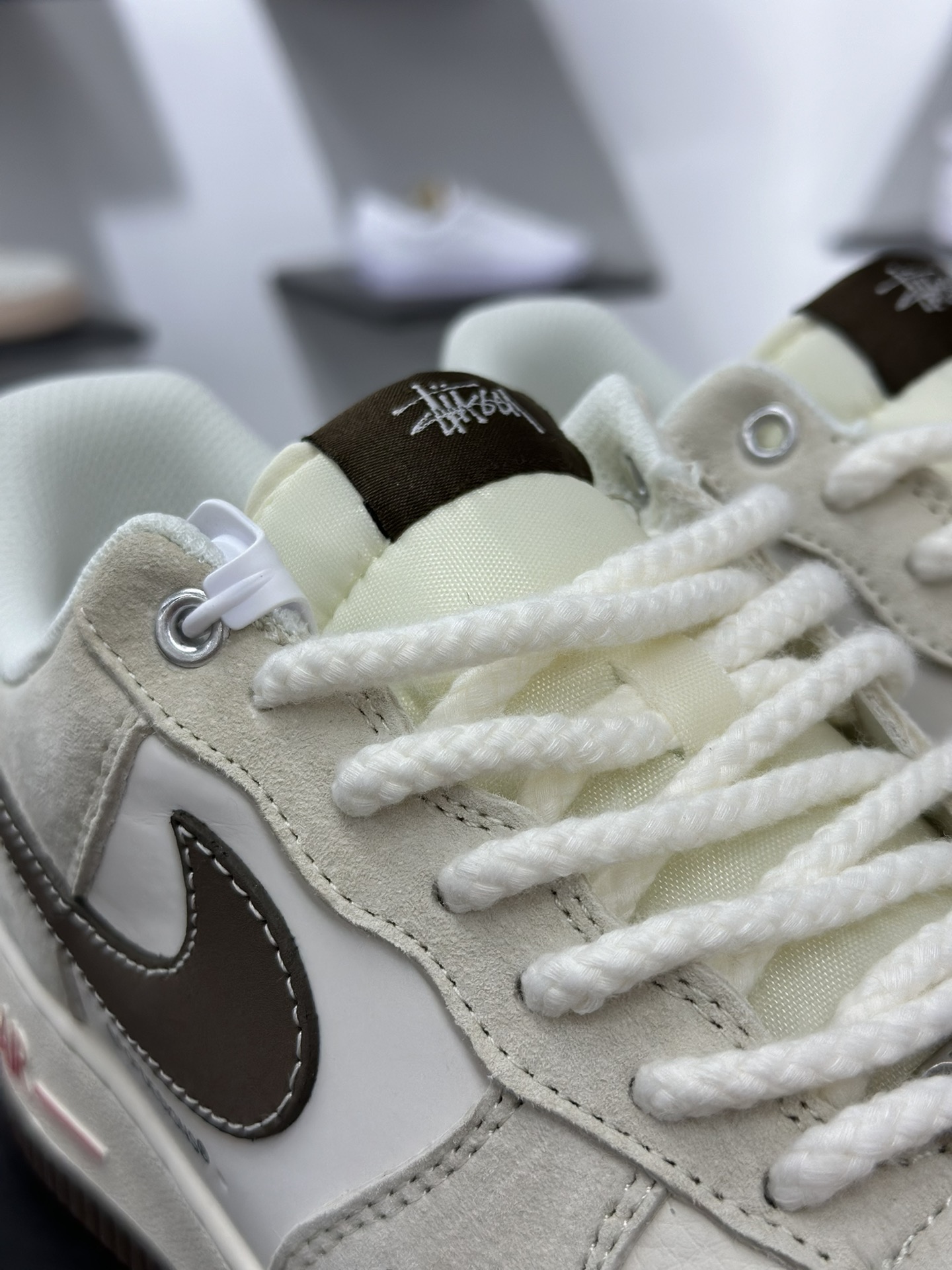 斯图西Stussy x Nike Air Force 1′07 Low”Stussy”空军一号板鞋“联名米白红木棕斯图西刺绣” SJ6698-025