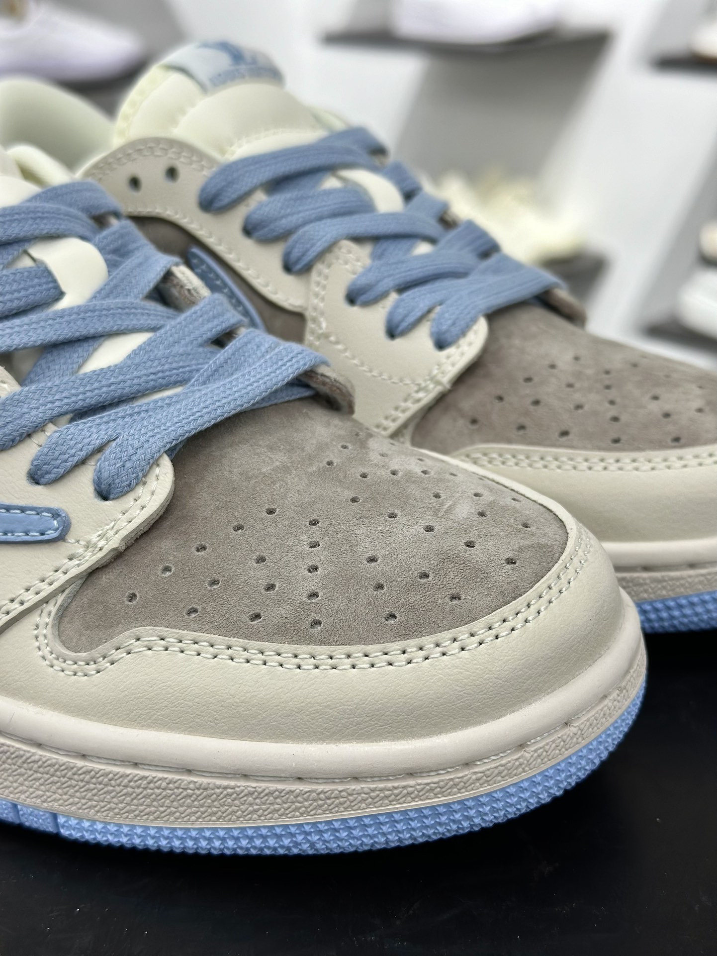 Travis Scott x Nike Air Jordan 1 Low x Louis Vuitton Air Jordan 1 Low 反转翻毛白蓝倒钩 LX1988-101