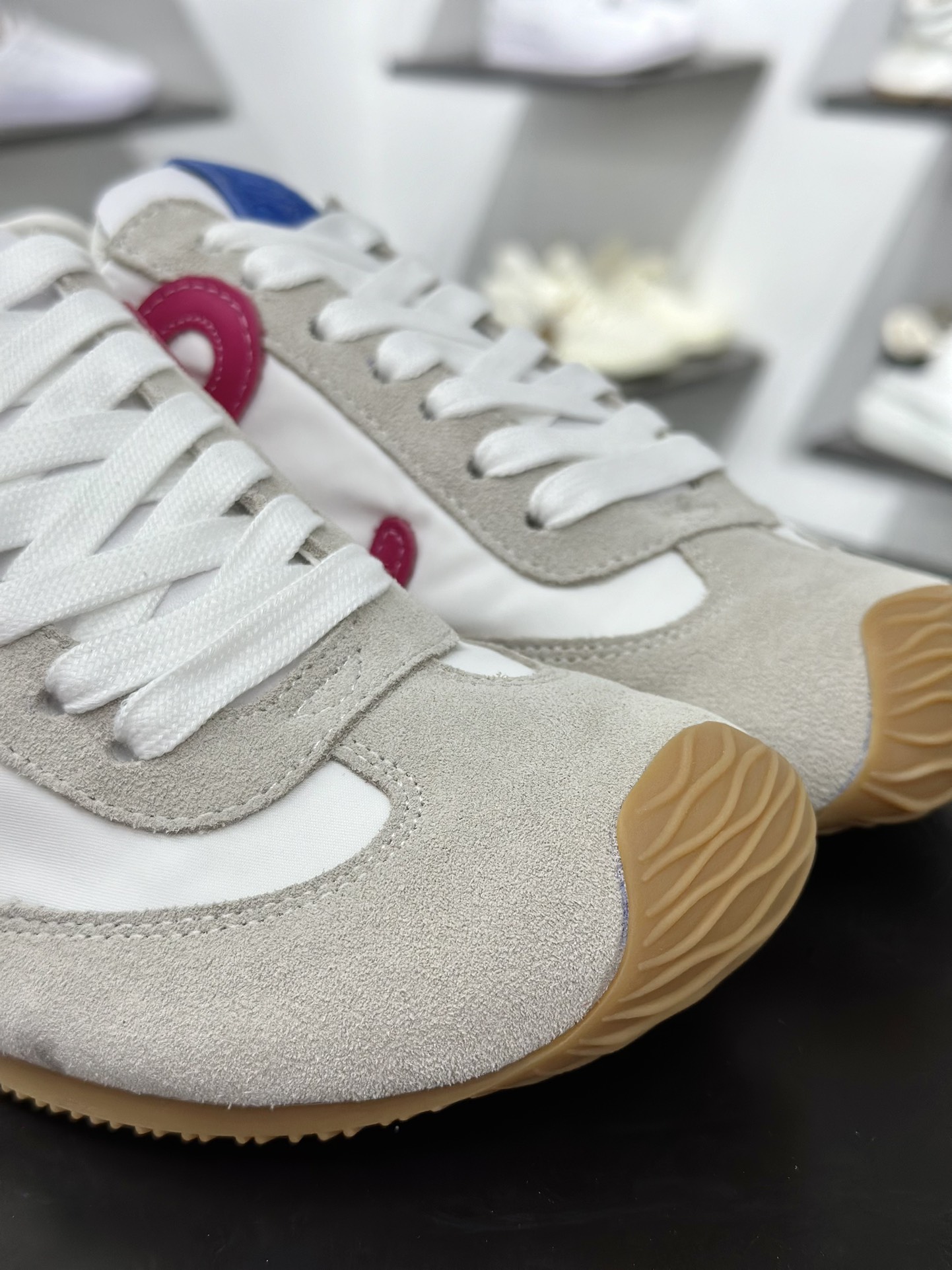 罗意威Loewe Ballet Runner 2.0 Sneakers 芭蕾舞德训薄底百搭休闲运动鞋“米白黑生胶底“米白宝蓝玫粉生胶底” 2FLLBR282X02-4868