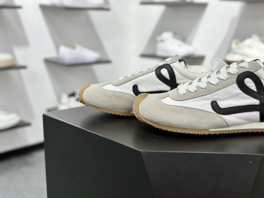 罗意威Loewe Ballet Runner 2.0 Sneakers 芭蕾舞德训薄底百搭休闲运动鞋“米白黑生胶底” M816282XB3-2101