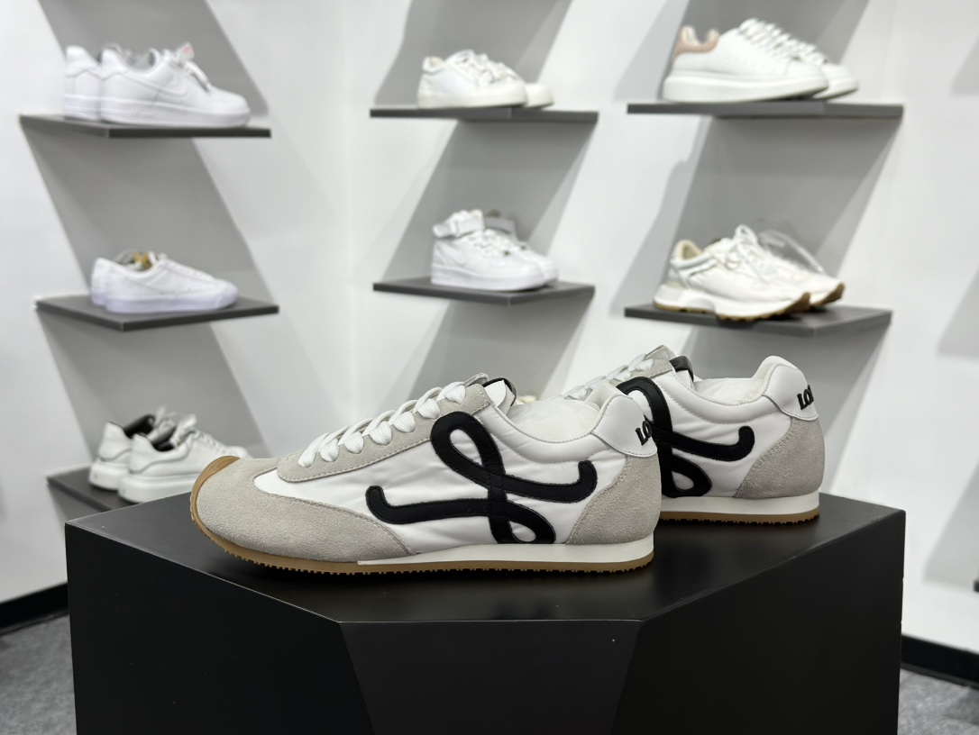 罗意威Loewe Ballet Runner 2.0 Sneakers 芭蕾舞德训薄底百搭休闲运动鞋“米白黑生胶底” M816282XB3-2101