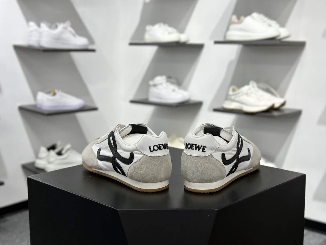 罗意威Loewe Ballet Runner 2.0 Sneakers 芭蕾舞德训薄底百搭休闲运动鞋“米白黑生胶底” M816282XB3-2101