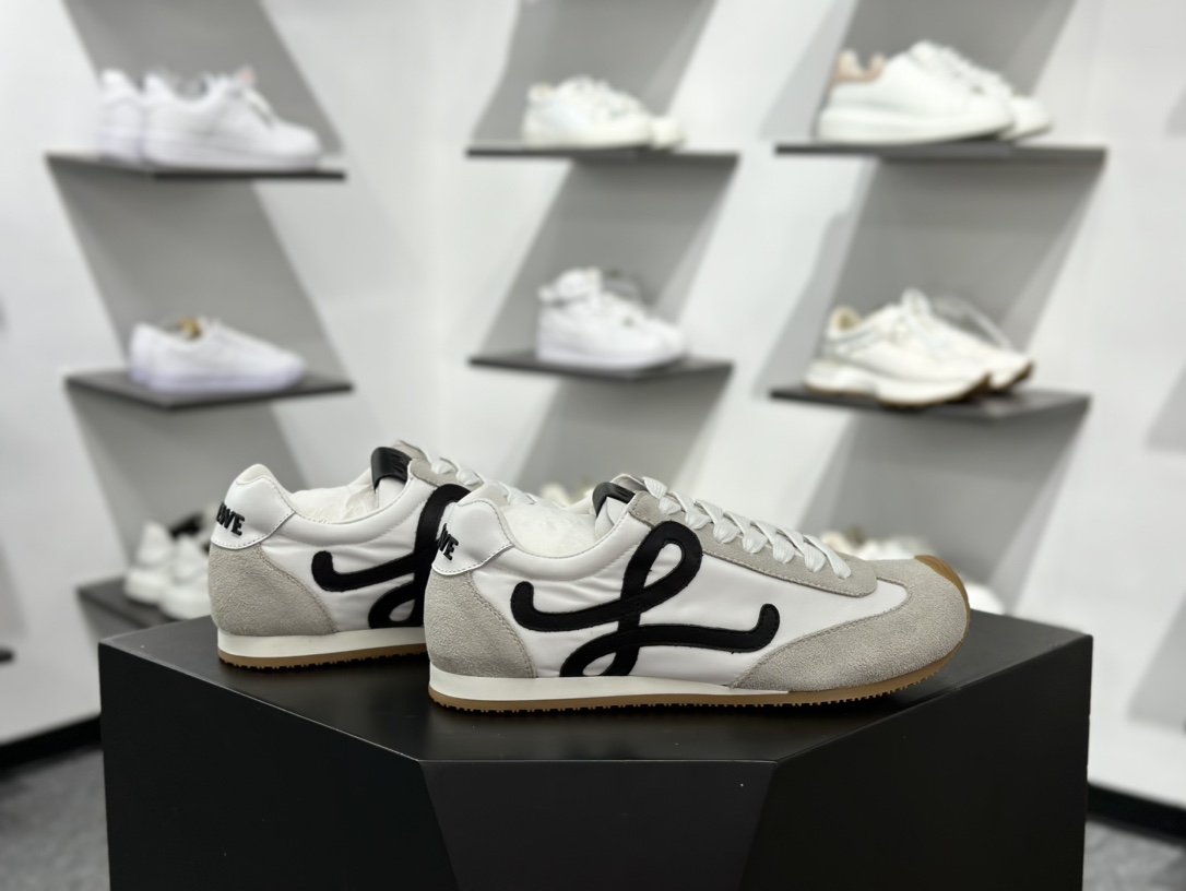 罗意威Loewe Ballet Runner 2.0 Sneakers 芭蕾舞德训薄底百搭休闲运动鞋“米白黑生胶底” M816282XB3-2101