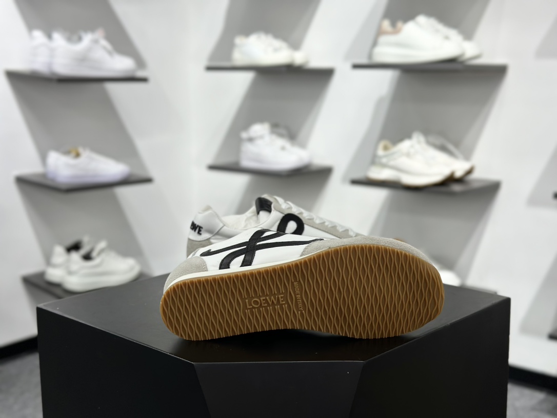 罗意威Loewe Ballet Runner 2.0 Sneakers 芭蕾舞德训薄底百搭休闲运动鞋“米白黑生胶底” M816282XB3-2101
