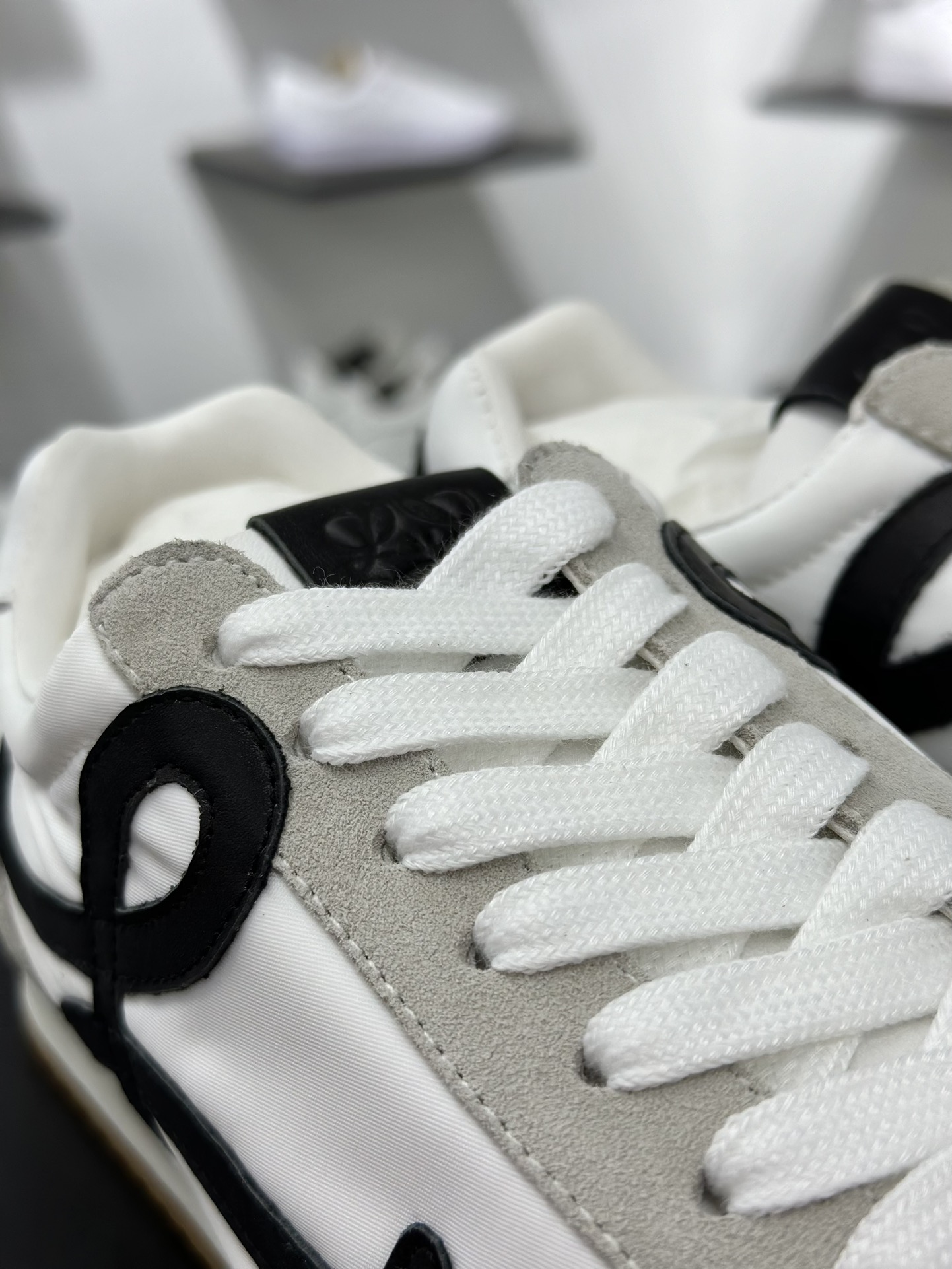 罗意威Loewe Ballet Runner 2.0 Sneakers 芭蕾舞德训薄底百搭休闲运动鞋“米白黑生胶底” M816282XB3-2101