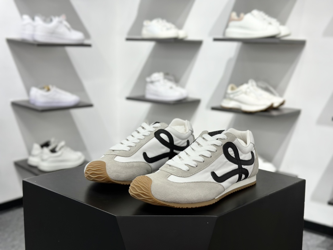 罗意威Loewe Ballet Runner 2.0 Sneakers 芭蕾舞德训薄底百搭休闲运动鞋“米白黑生胶底” M816282XB3-2101