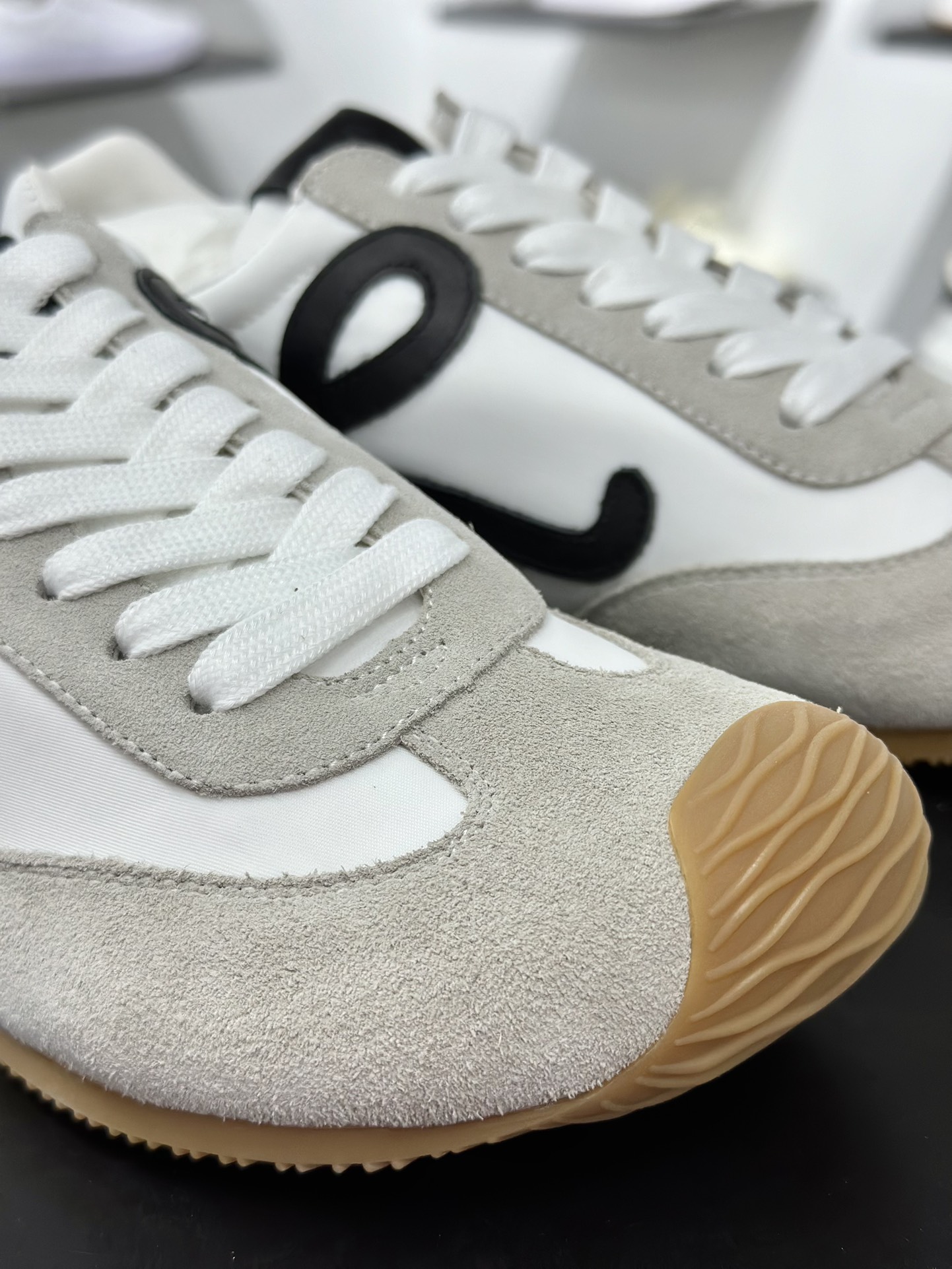 罗意威Loewe Ballet Runner 2.0 Sneakers 芭蕾舞德训薄底百搭休闲运动鞋“米白黑生胶底” M816282XB3-2101
