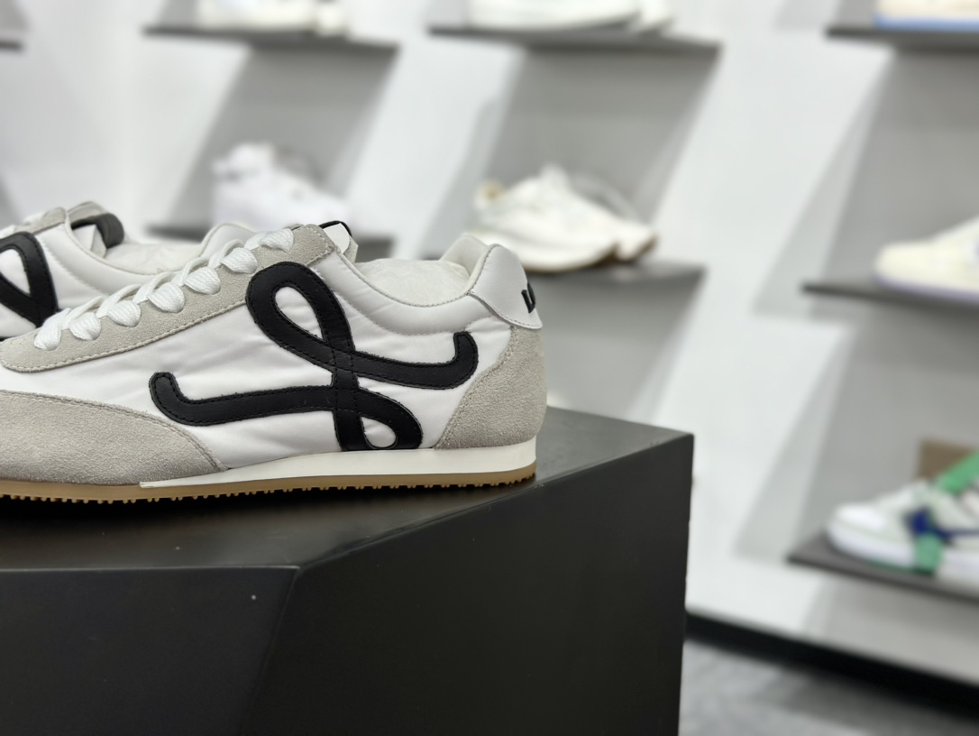 罗意威Loewe Ballet Runner 2.0 Sneakers 芭蕾舞德训薄底百搭休闲运动鞋“米白黑生胶底” M816282XB3-2101