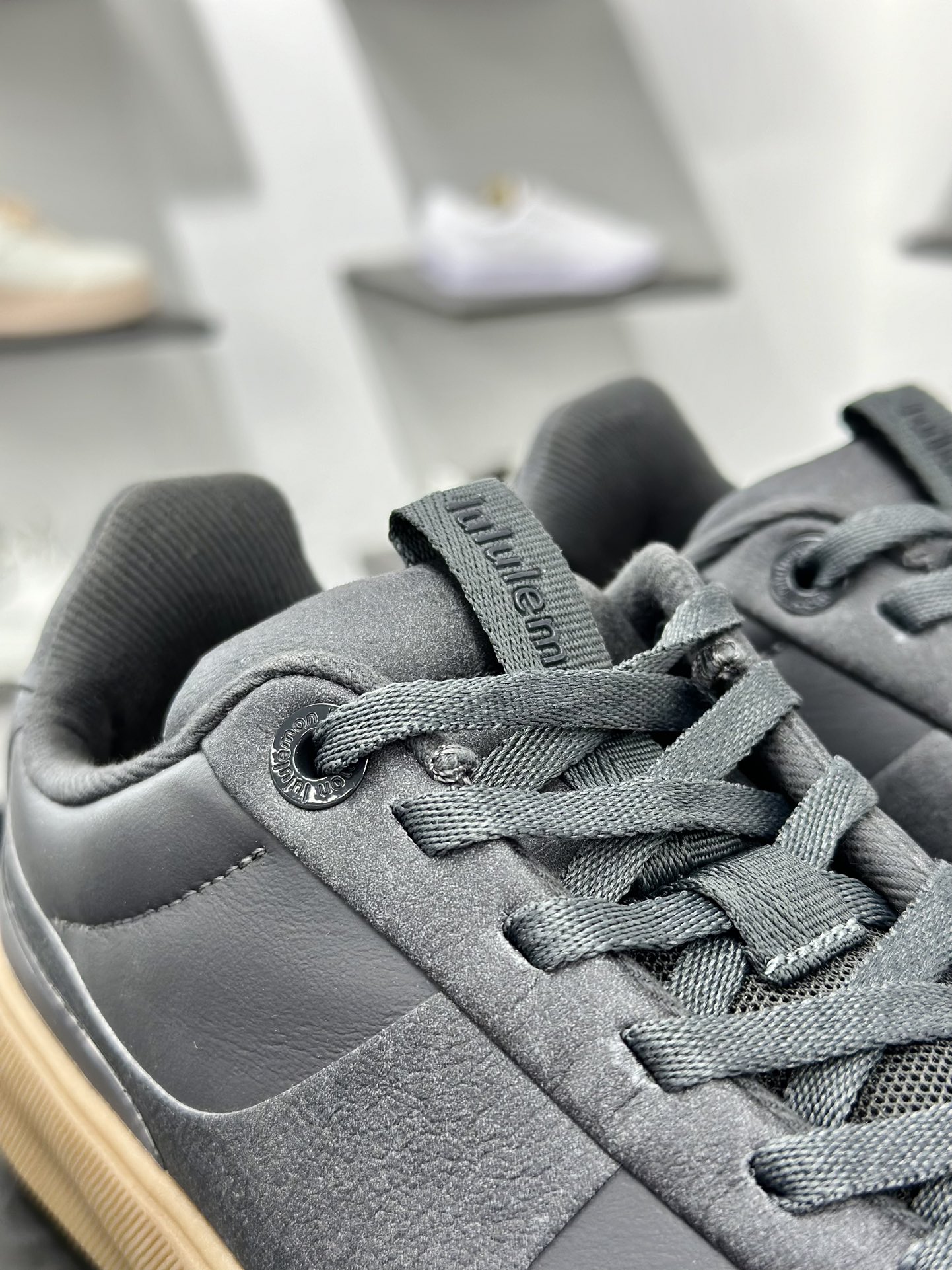 Lululemon Cityverse Lifestyle Low 费尔泽城市系列低帮德训风板鞋“皮革深灰生胶底” LW9EF5S