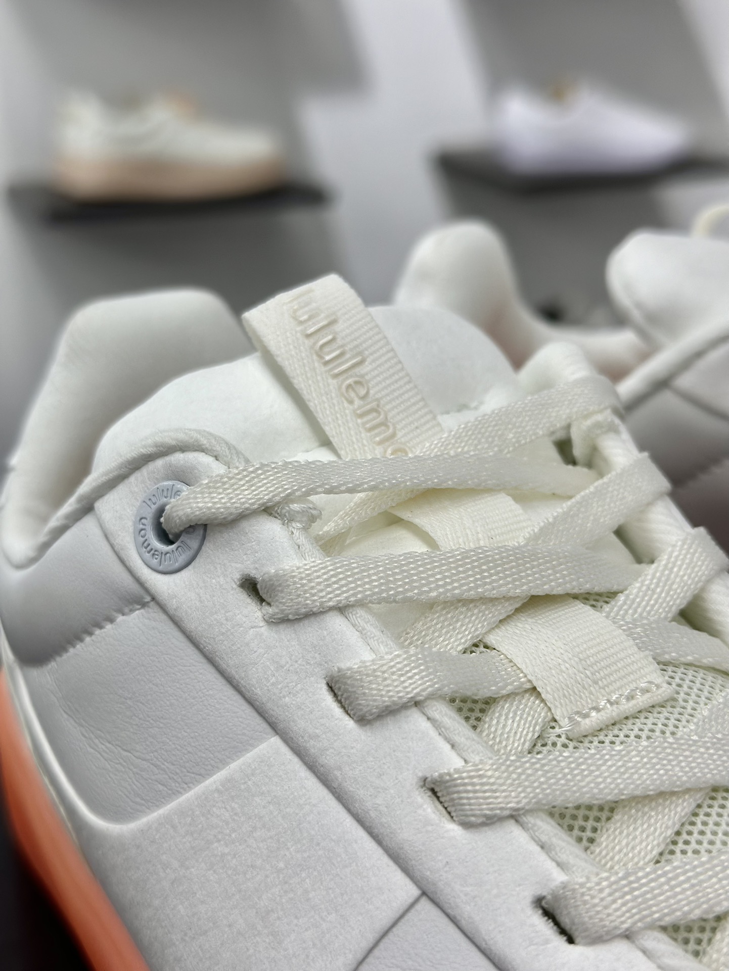 Lululemon Cityverse Lifestyle Low 费尔泽城市系列低帮德训风板鞋“皮革白果冻橙底” LM9AV8S