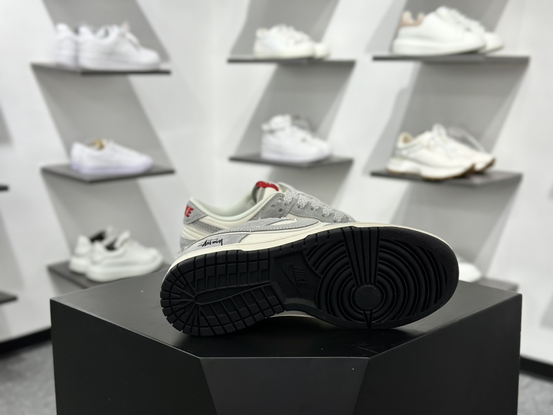 斯图西/Stussy x Nike By You SB Dunk Low”Year of the Snake”扣篮滑板板鞋“Sup联名米白渐变宝蓝红蛇年” XX3168-117