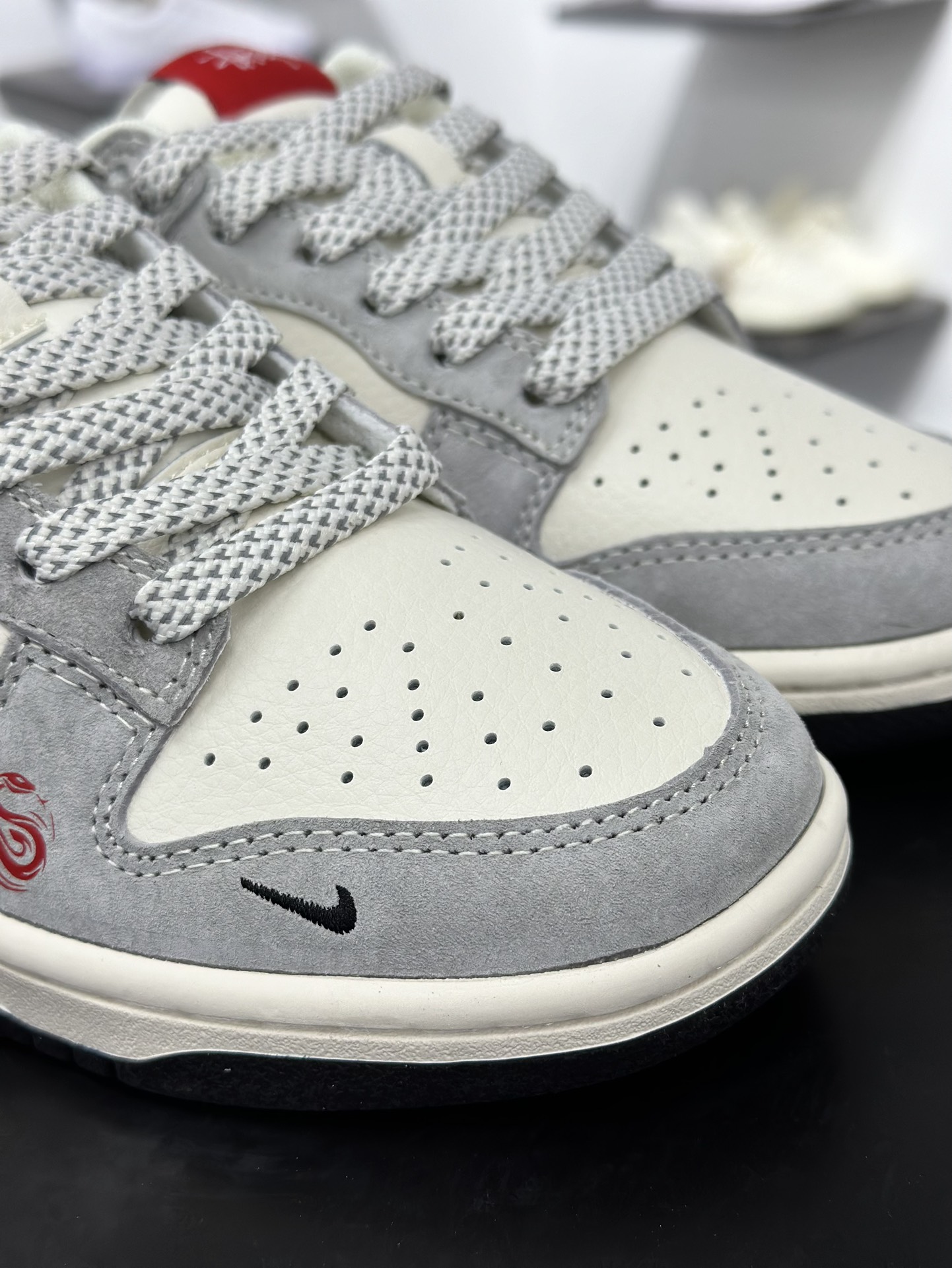 斯图西/Stussy x Nike By You SB Dunk Low”Year of the Snake”扣篮滑板板鞋“Sup联名米白渐变宝蓝红蛇年” XX3168-117