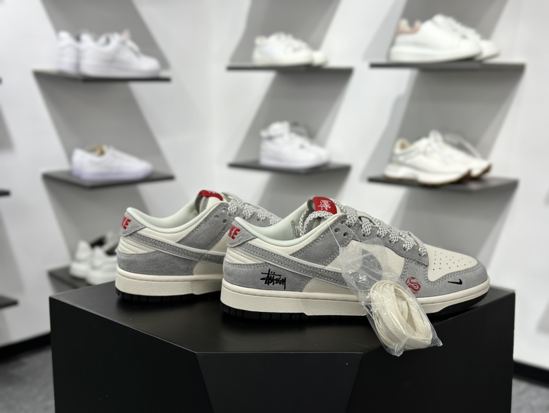 斯图西/Stussy x Nike By You SB Dunk Low”Year of the Snake”扣篮滑板板鞋“Sup联名米白渐变宝蓝红蛇年” XX3168-117