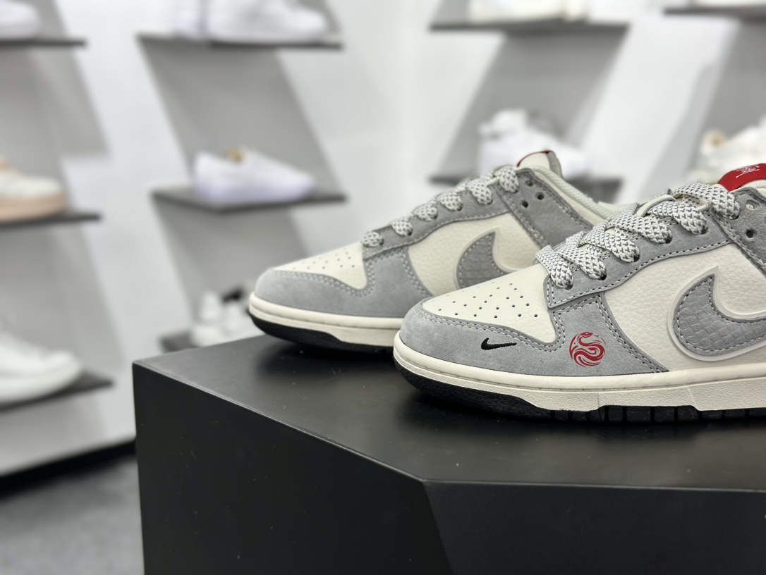 斯图西/Stussy x Nike By You SB Dunk Low”Year of the Snake”扣篮滑板板鞋“Sup联名米白渐变宝蓝红蛇年” XX3168-117