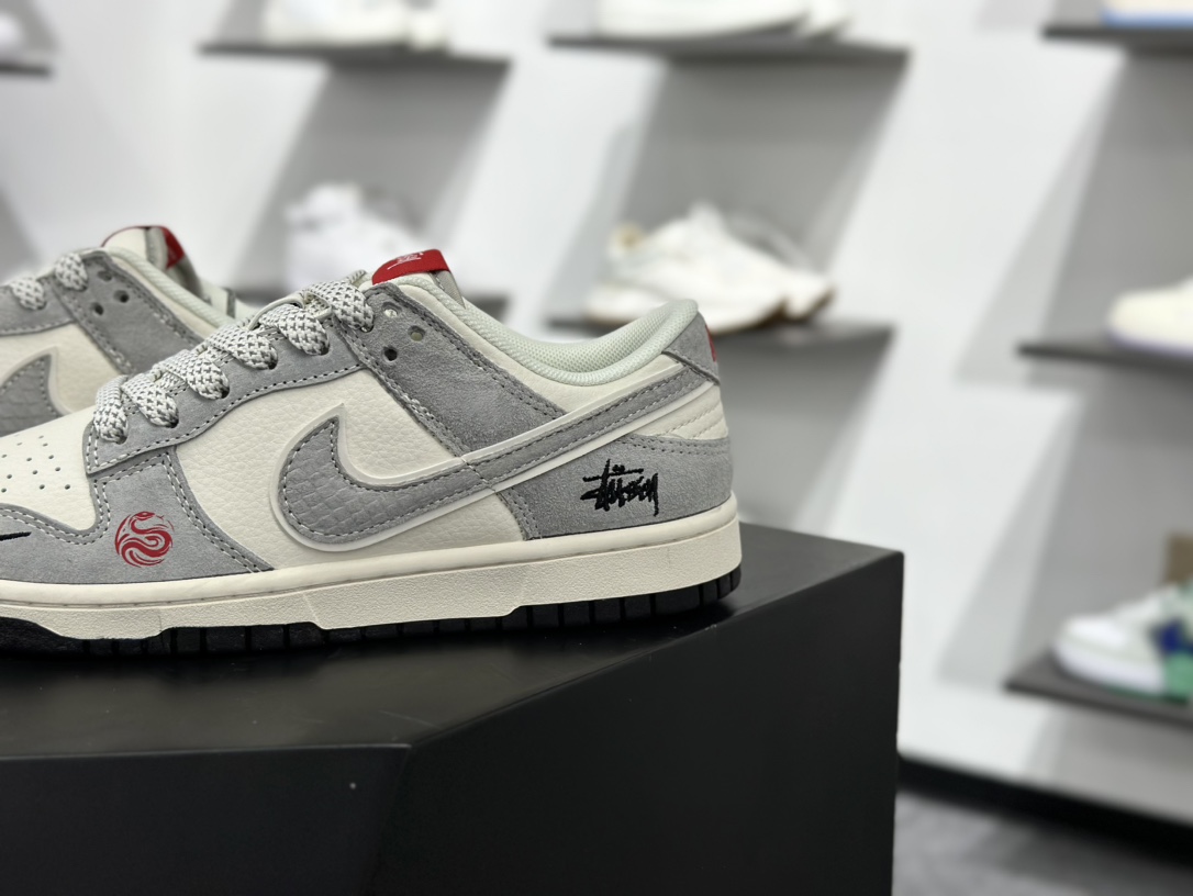 斯图西/Stussy x Nike By You SB Dunk Low”Year of the Snake”扣篮滑板板鞋“Sup联名米白渐变宝蓝红蛇年” XX3168-117