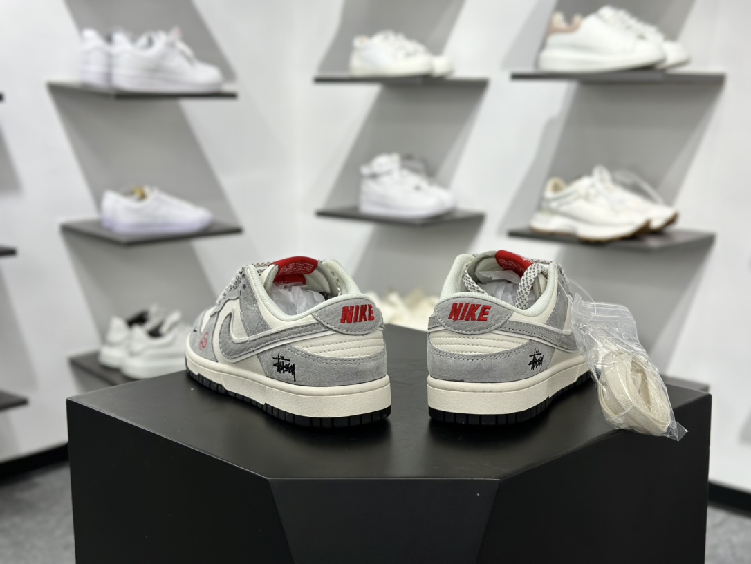 斯图西/Stussy x Nike By You SB Dunk Low”Year of the Snake”扣篮滑板板鞋“Sup联名米白渐变宝蓝红蛇年” XX3168-117