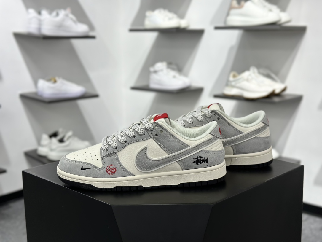 斯图西/Stussy x Nike By You SB Dunk Low”Year of the Snake”扣篮滑板板鞋“Sup联名米白渐变宝蓝红蛇年” XX3168-117
