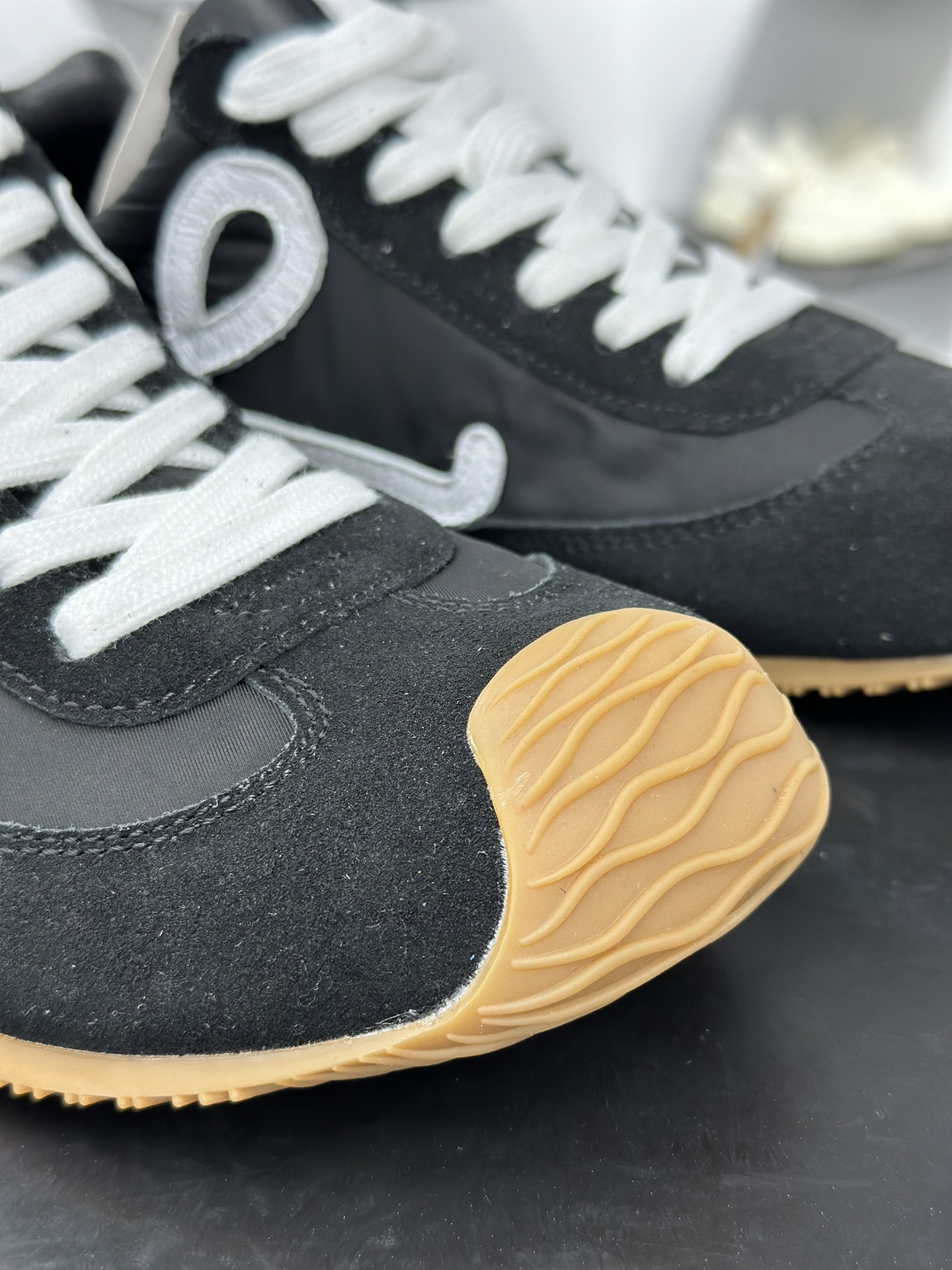 罗意威Loewe Ballet Runner 2.0 Sneakers 芭蕾舞2.0系列阿甘运动鞋“黑色”LLBR282X01-1102