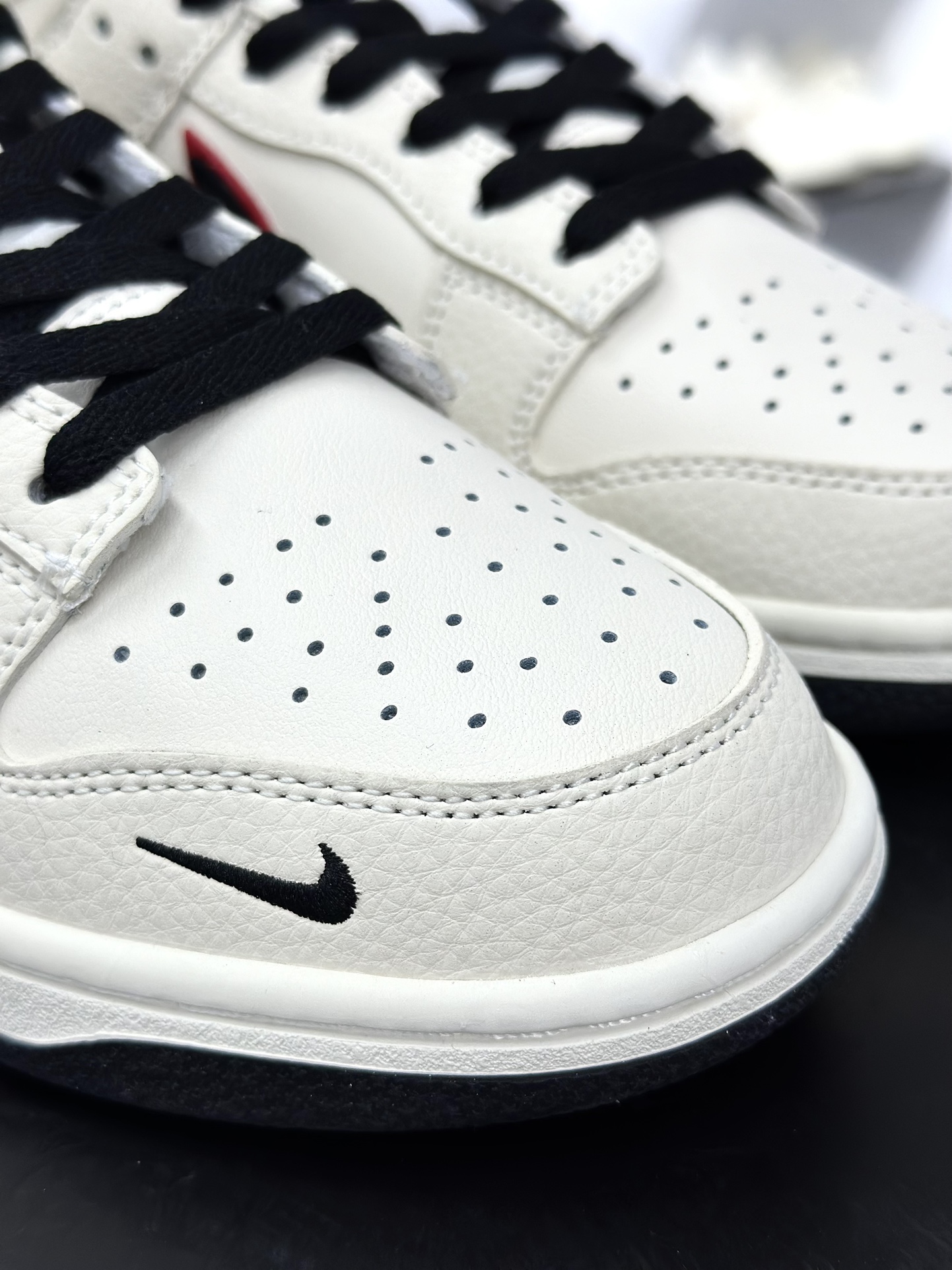 Nk SB Dunk Low 巴黎世家联名 米白黑勾 周年高端定制 低帮休闲板鞋 LW1818-110