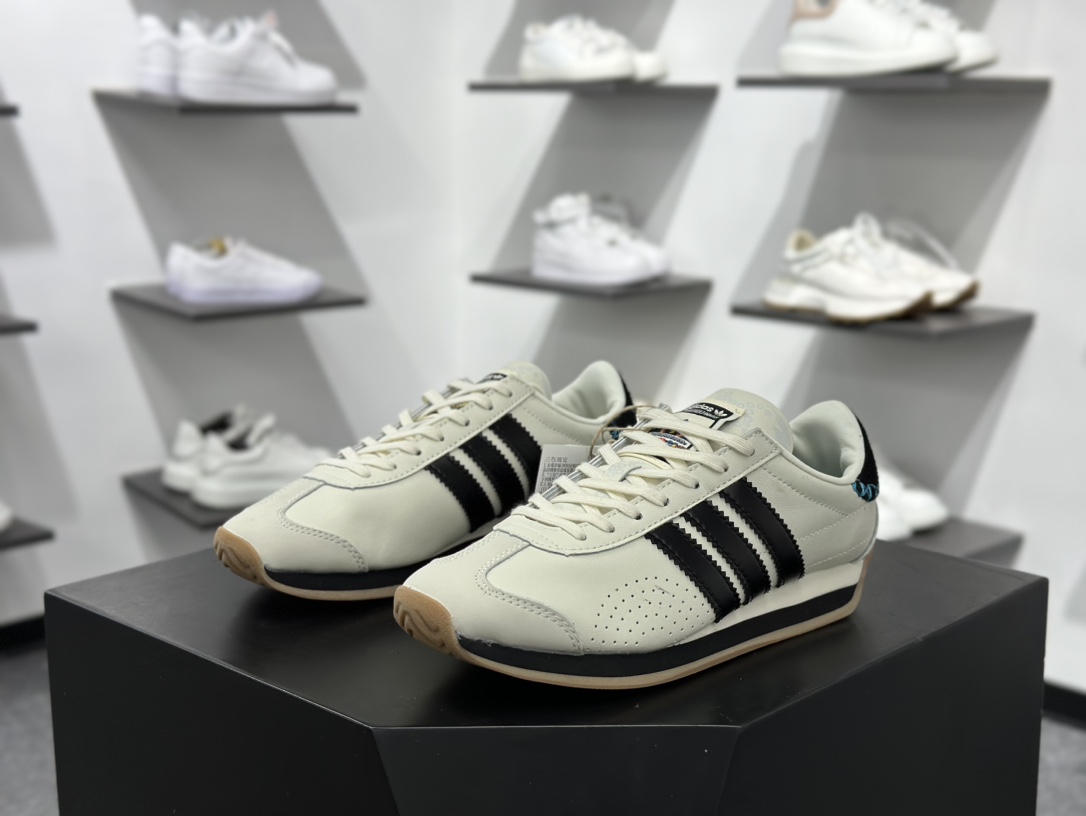 FeiFei Ruan x Adidas Country OG”Chinese New Year”国民系列低帮慢跑鞋“联名奶白黑靛蓝缝线” ID1142