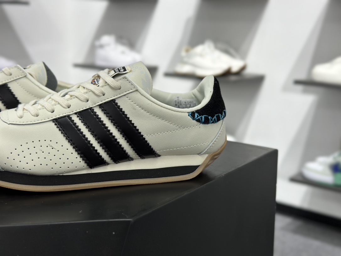 FeiFei Ruan x Adidas Country OG”Chinese New Year”国民系列低帮慢跑鞋“联名奶白黑靛蓝缝线” ID1142
