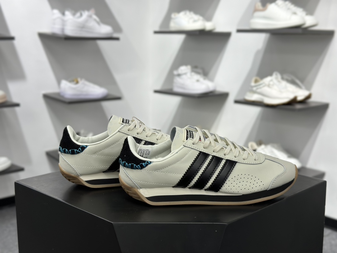FeiFei Ruan x Adidas Country OG”Chinese New Year”国民系列低帮慢跑鞋“联名奶白黑靛蓝缝线” ID1142